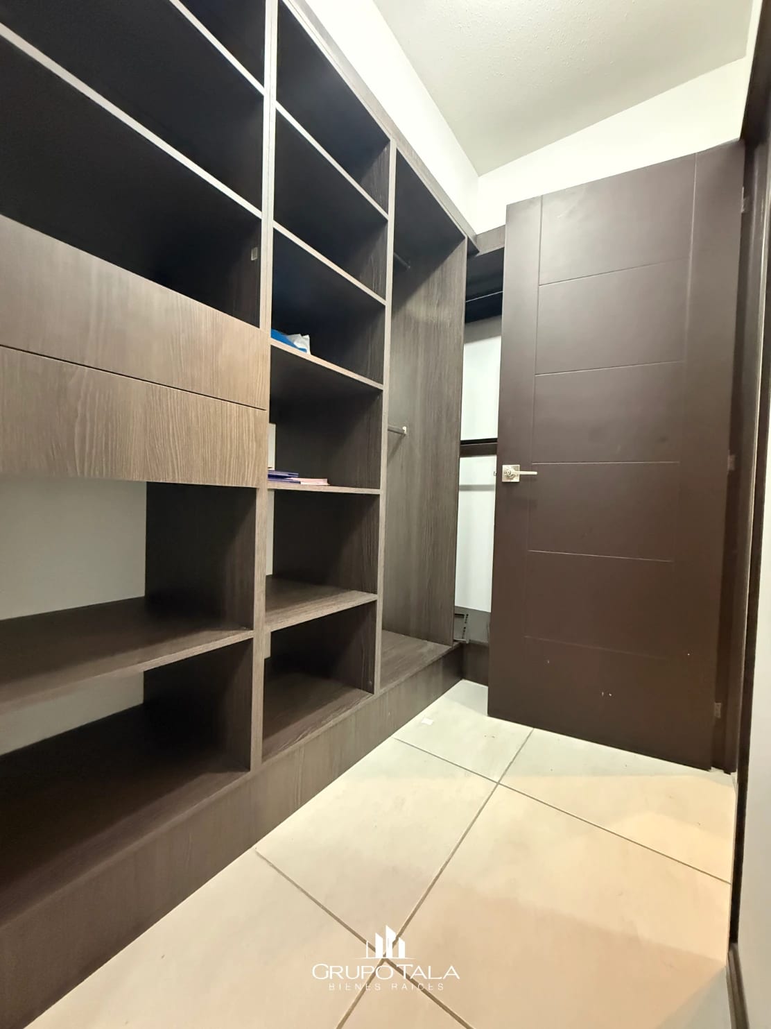 Espectacular Casa en Venta Condado Naranjo Mixco — Casa en Venta en Condado Naranjo, Zona 4 Mixco, Guatemala, Ciudad — foto 6 de 8