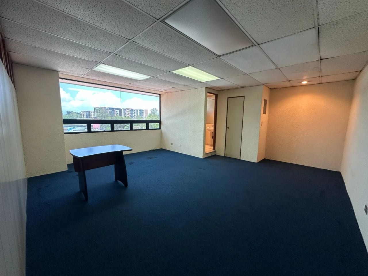RENTO OFICINA EN EDIFICIO TORRE CRISTAL ZONA 9 — Oficina en Alquiler en Zona 9, Guatemala, Ciudad — foto 1 de 8