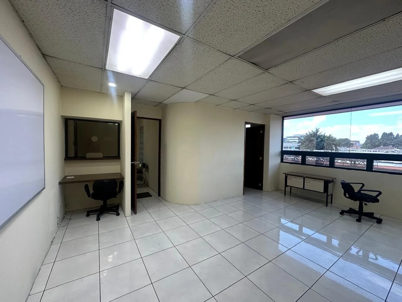 RENTO OFICINA AMUEBLADA EN EDIFICIO TORRE CRISTAL ZONA 9 — Oficina en Alquiler en Zona 9, Guatemala, Ciudad — foto 1 de 9
