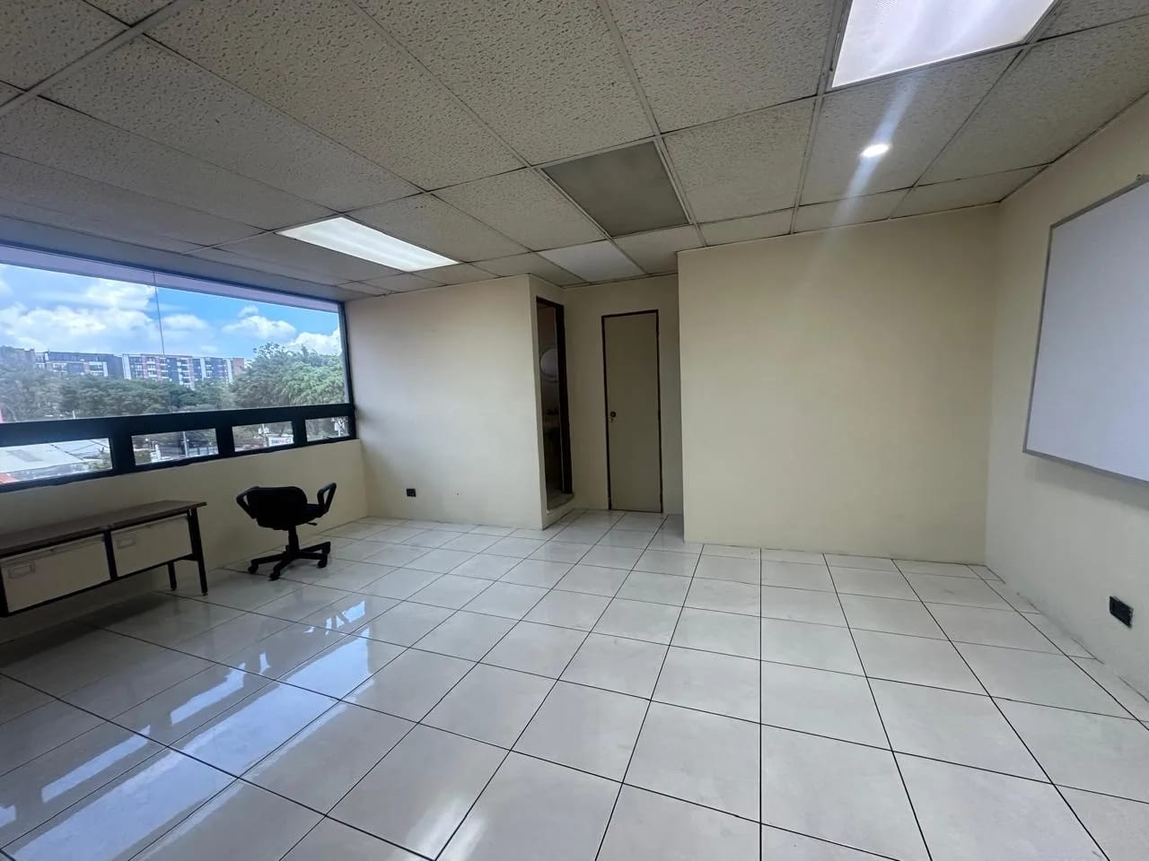 RENTO OFICINA AMUEBLADA EN EDIFICIO TORRE CRISTAL ZONA 9 — Oficina en Alquiler en Zona 9, Guatemala, Ciudad — foto 3 de 9