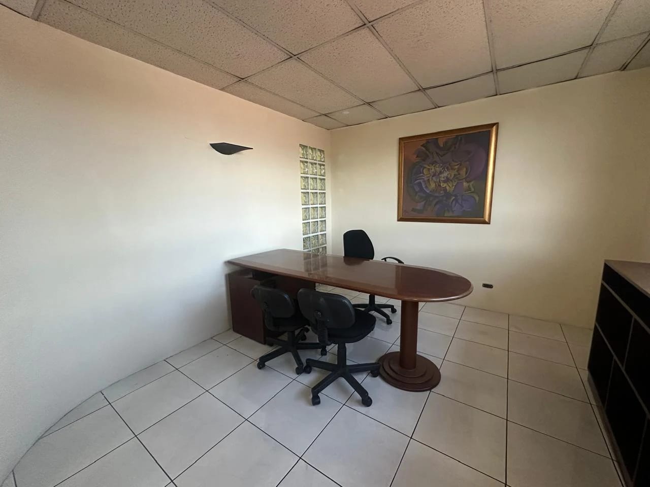 RENTO OFICINA AMUEBLADA EN EDIFICIO TORRE CRISTAL ZONA 9 — Oficina en Alquiler en Zona 9, Guatemala, Ciudad — foto 4 de 9