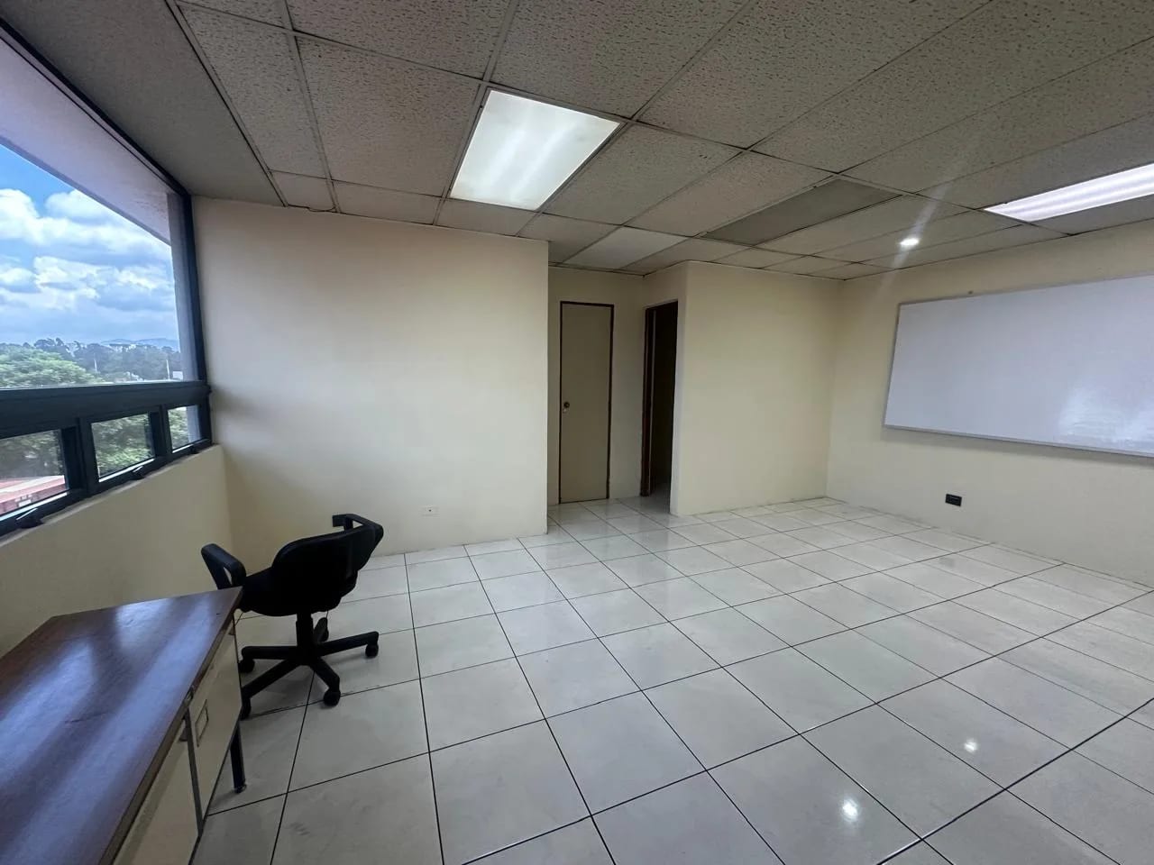 RENTO OFICINA AMUEBLADA EN EDIFICIO TORRE CRISTAL ZONA 9 — Oficina en Alquiler en Zona 9, Guatemala, Ciudad — foto 6 de 9