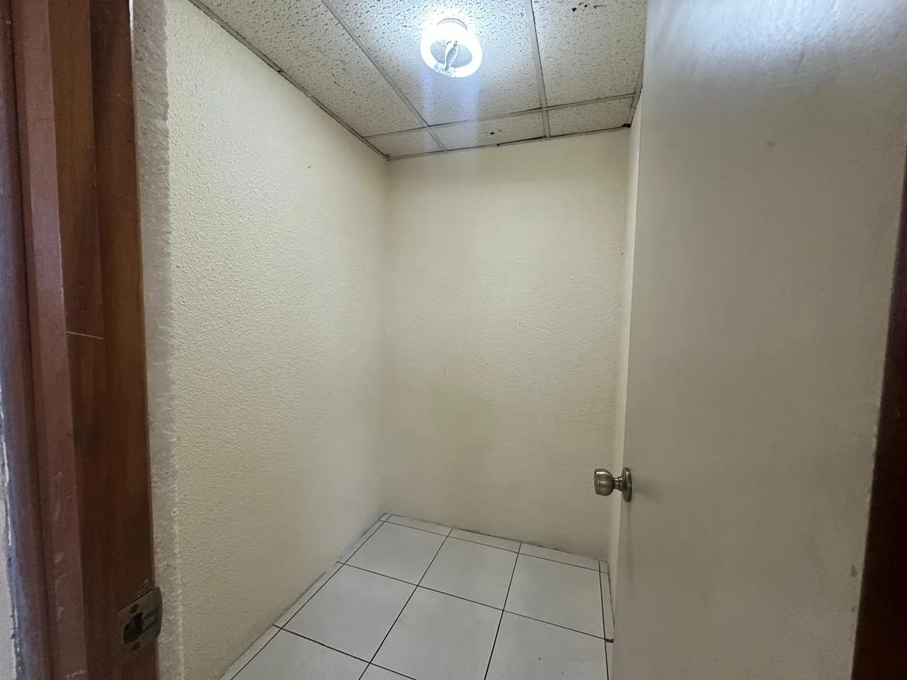 RENTO OFICINA AMUEBLADA EN EDIFICIO TORRE CRISTAL ZONA 9 — Oficina en Alquiler en Zona 9, Guatemala, Ciudad — foto 8 de 9