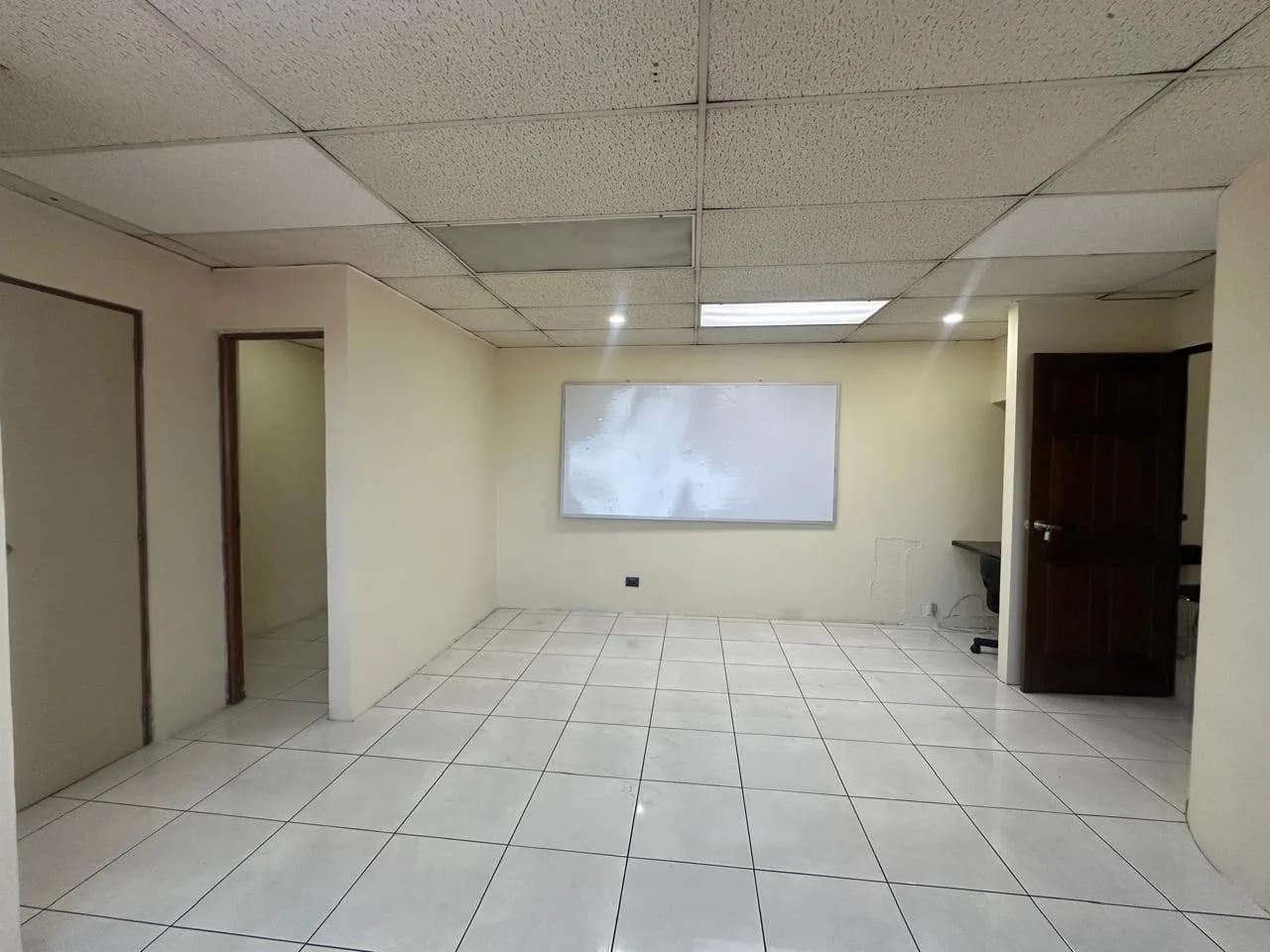 RENTO OFICINA AMUEBLADA EN EDIFICIO TORRE CRISTAL ZONA 9 — Oficina en Alquiler en Zona 9, Guatemala, Ciudad — foto 9 de 9