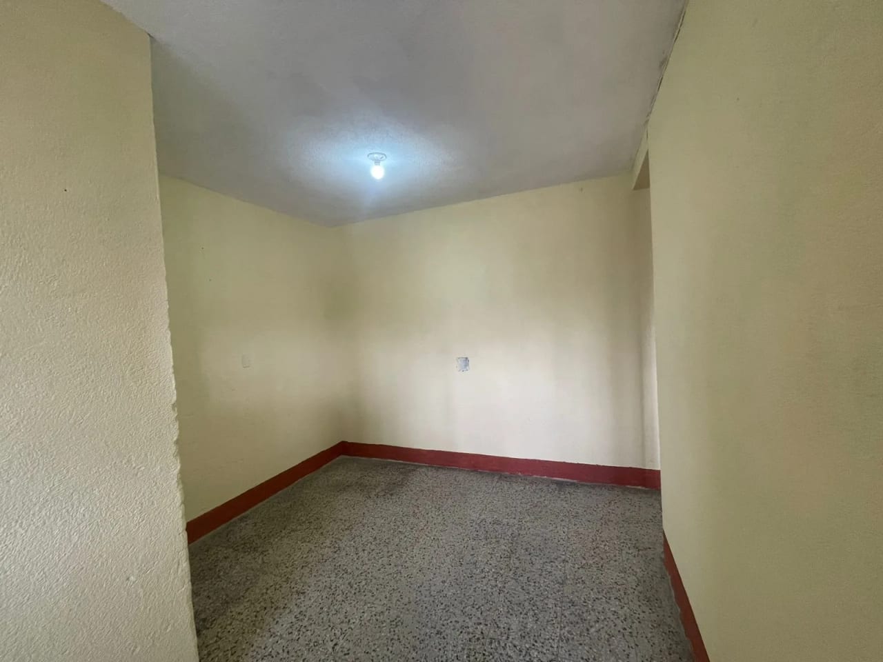 RENTO CASA IDEAL PARA OFICINAS EN COLONIA LA BRIGADA ZONA 7 DE MIXCO — Casa en Alquiler en Zona 7 Mixco, Guatemala, Ciudad — foto 4 de 17