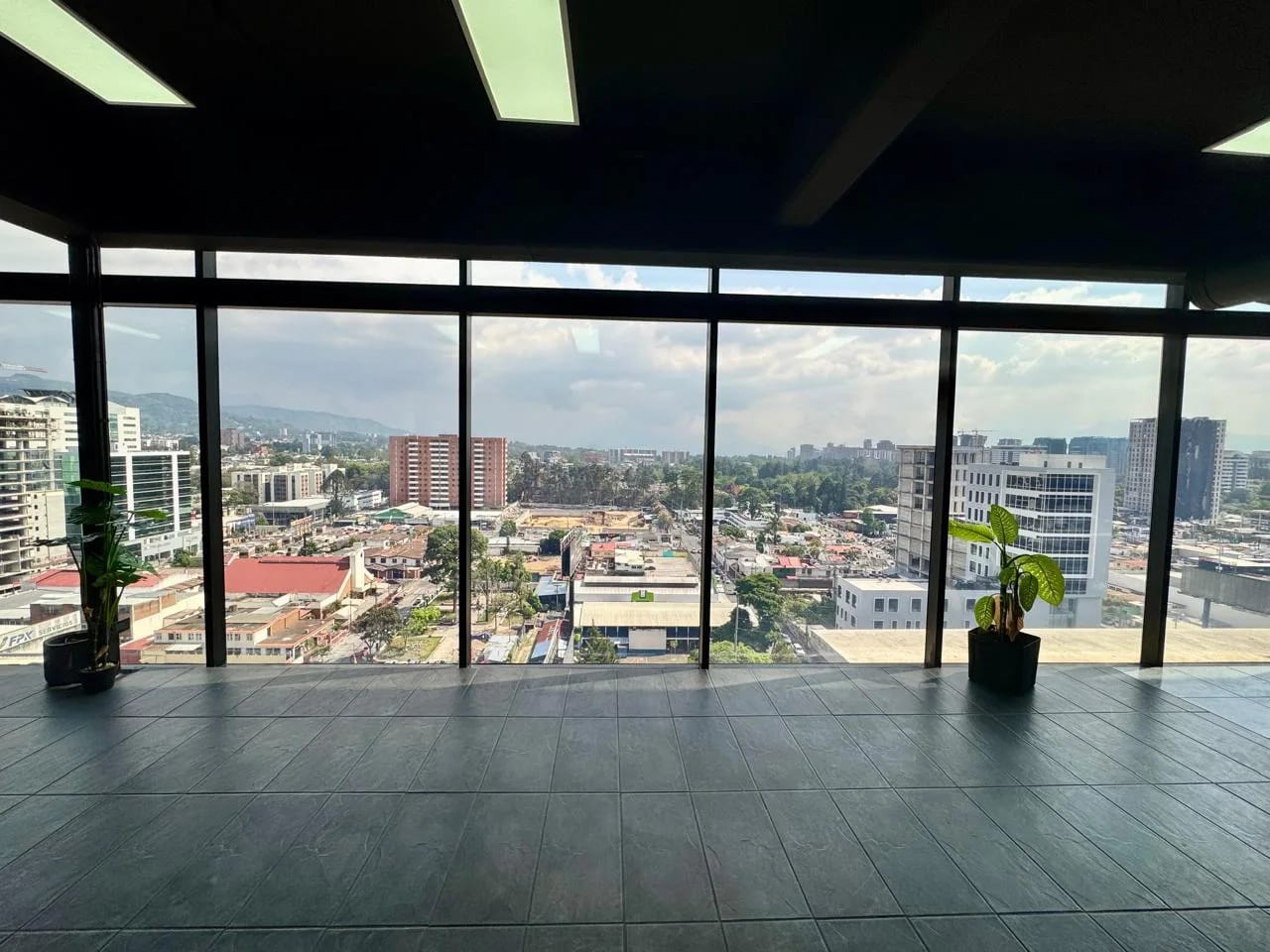 RENTO OFICINA DE 168.99 M2 EN EDIFICIO 01010 ZONA 10 — Oficina en Alquiler en Zona 10, Guatemala, Ciudad — foto 1 de 14