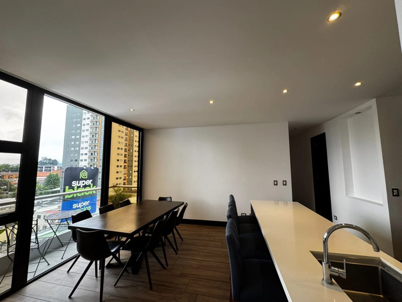 RENTO APARTAMENTO EN EDIFICIO VIVALT ZONA 10 — Apartamento en Alquiler en Zona 10, Guatemala, Ciudad — foto 3 de 15