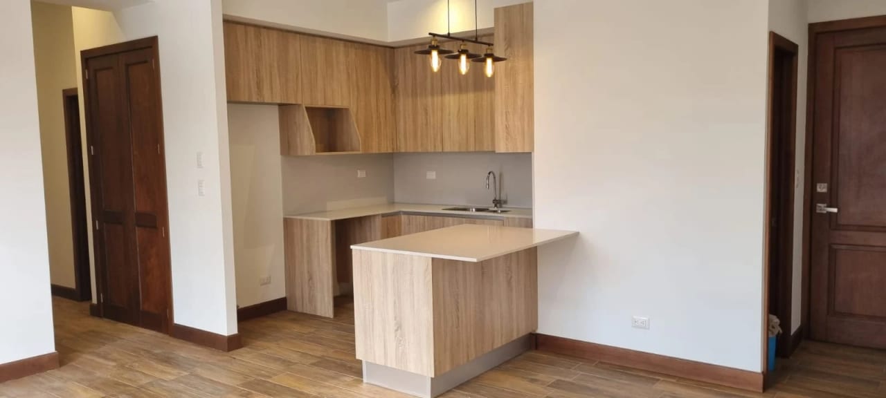 RENTO APARTAMENTO CON ACABADOS MODERNOS EN EDIFICIO SALVATTORE ZONA 10 — Apartamento en Alquiler en Zona 10, Guatemala, Ciudad — foto 2 de 13