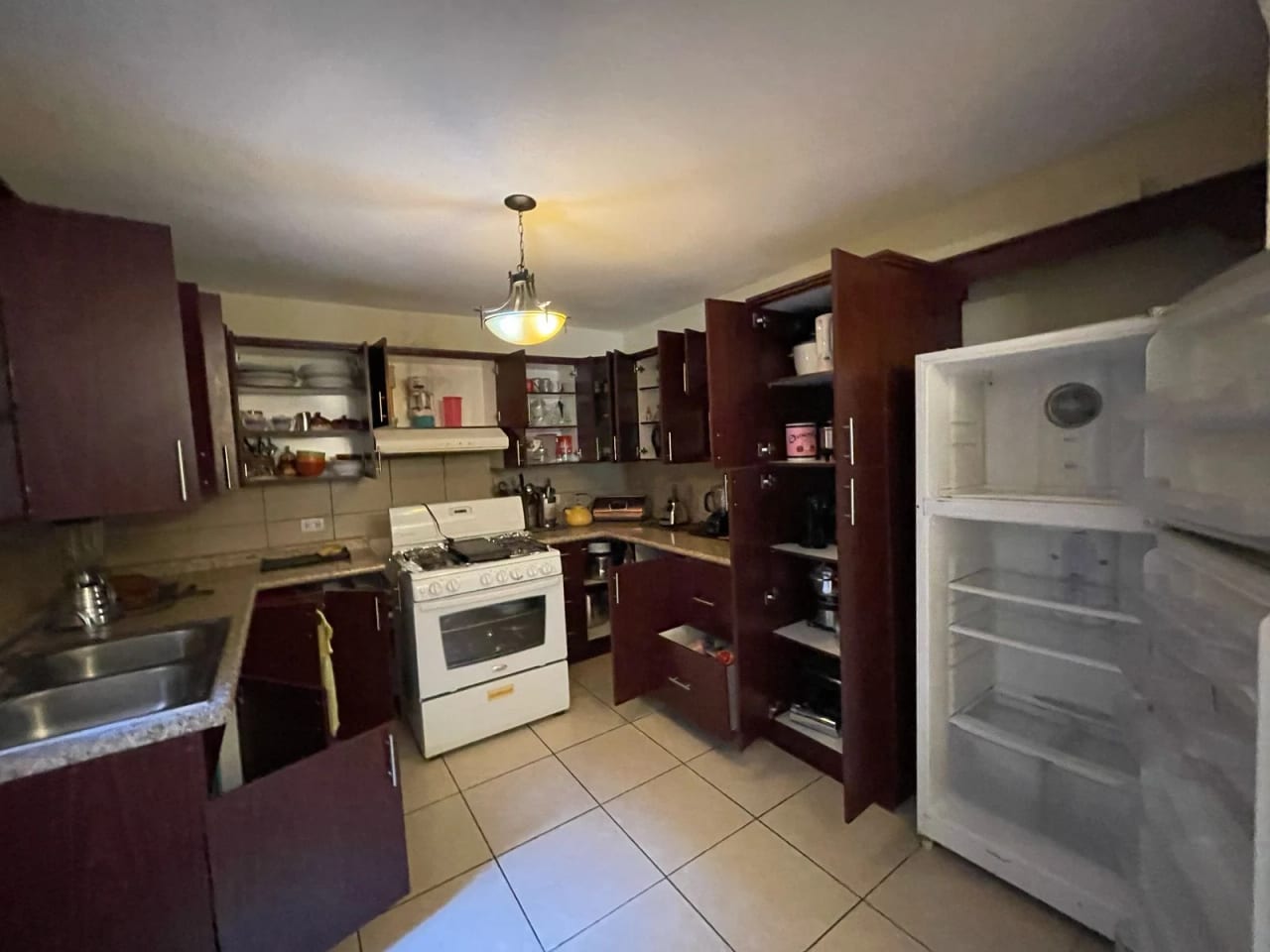 VENDO CASA EN RESIDENCIALES LOS OLIVOS ZONA 18 — Casa en Venta en Zona 18, Guatemala, Ciudad — foto 2 de 16