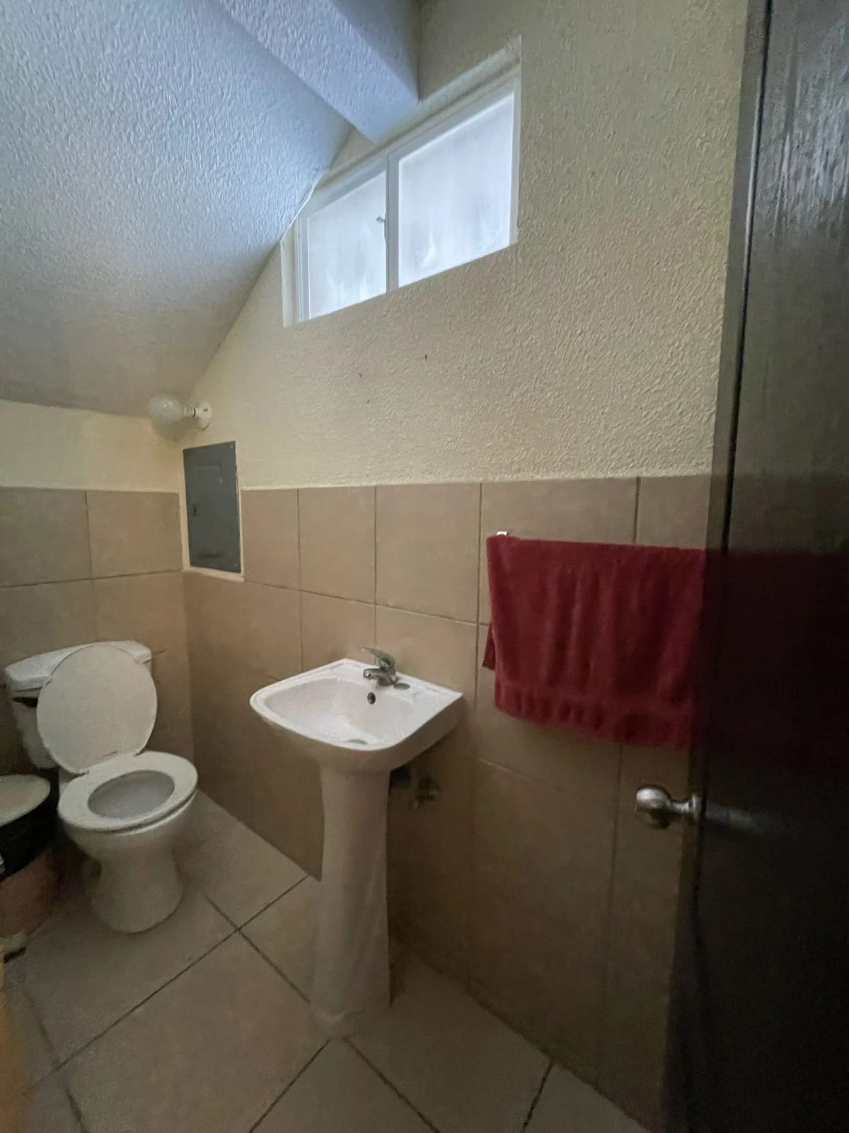 VENDO CASA EN RESIDENCIALES LOS OLIVOS ZONA 18 — Casa en Venta en Zona 18, Guatemala, Ciudad — foto 4 de 16