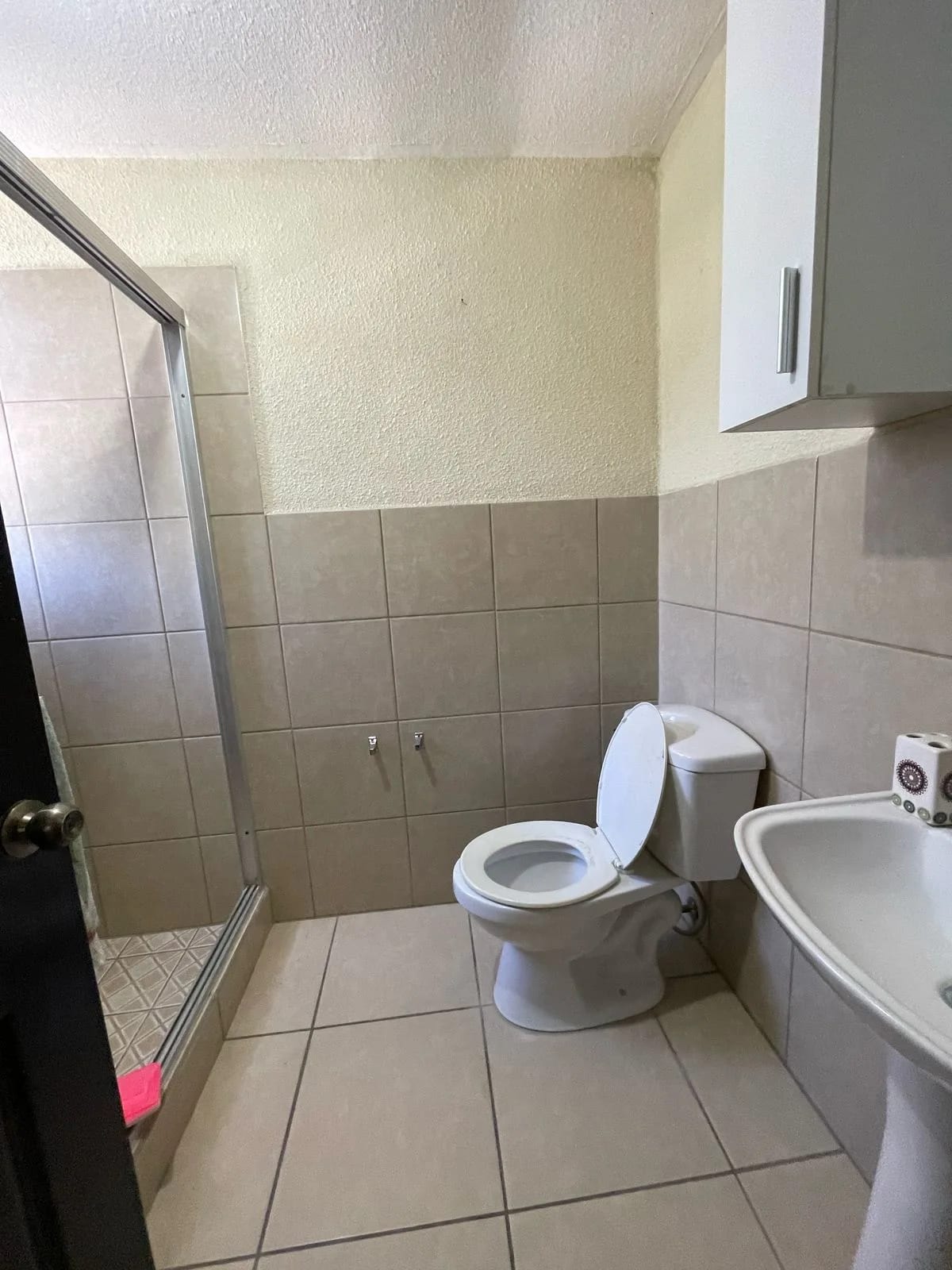 VENDO CASA EN RESIDENCIALES LOS OLIVOS ZONA 18 — Casa en Venta en Zona 18, Guatemala, Ciudad — foto 8 de 16