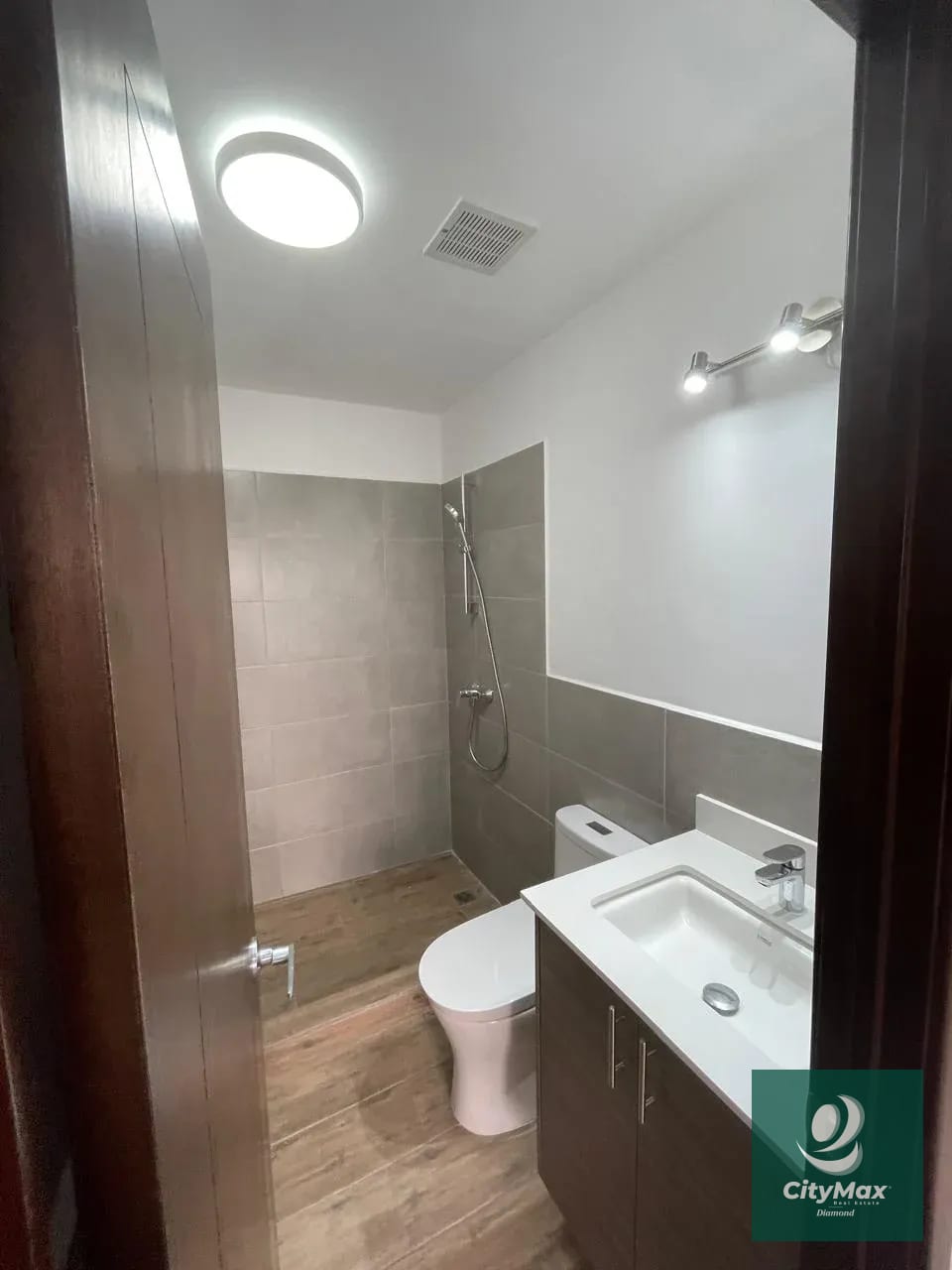 APARTAMENTO EN RENTA EN ZONA 10 — Apartamento en Alquiler en Casalini Los Arcos, Zona 10, Guatemala, Ciudad — foto 2 de 10