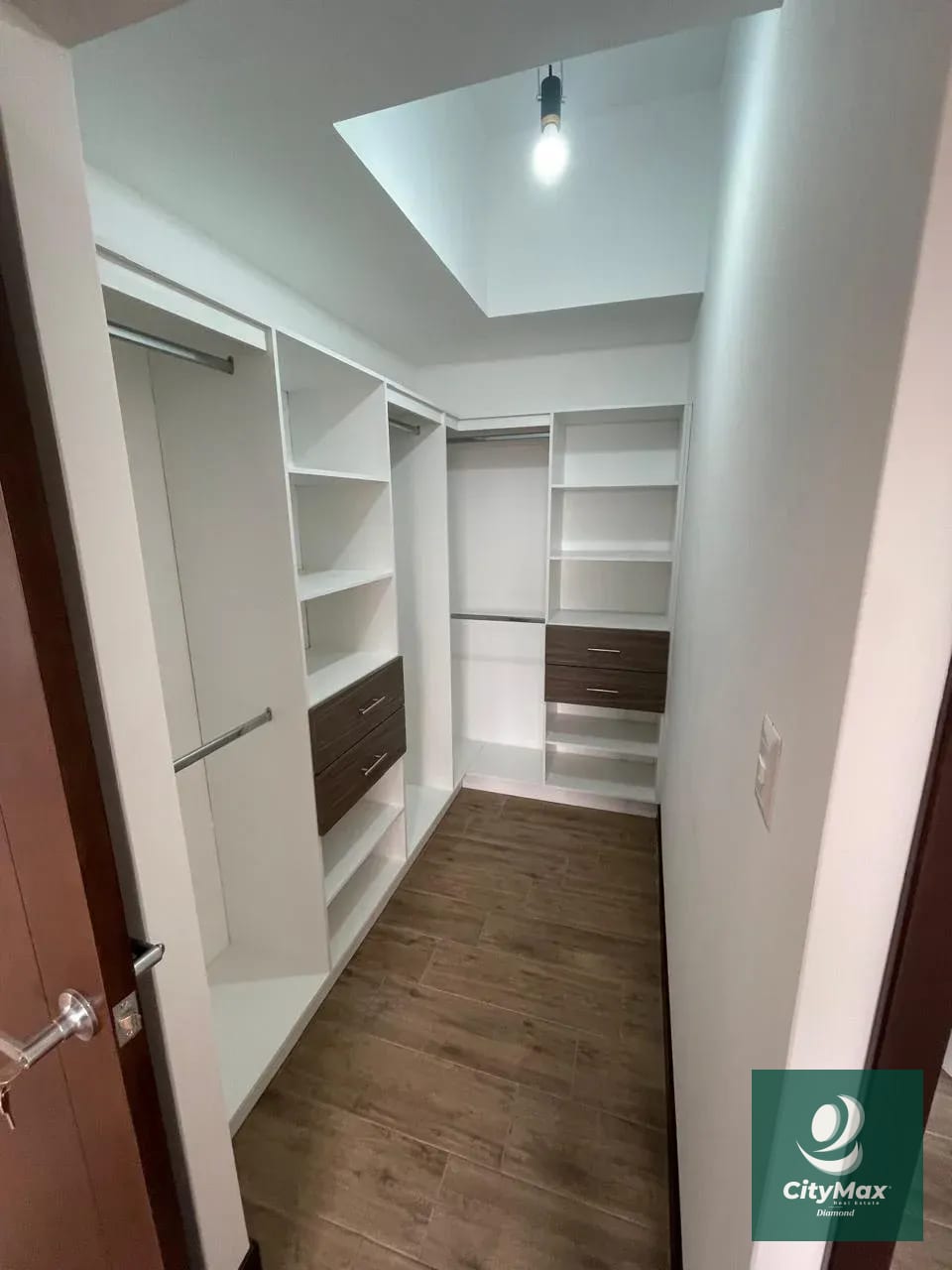 APARTAMENTO EN RENTA EN ZONA 10 — Apartamento en Alquiler en Casalini Los Arcos, Zona 10, Guatemala, Ciudad — foto 8 de 10