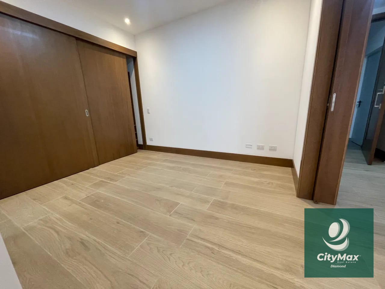 Apartamento en Renta en Vista Hermosa 1 Zona 15 Guatemala Apartamento ubicado en 2do nivel cuenta con 120m² incluye balcón y 2 parqueos • Vestíbulo • Cocina abierta • Sala-comedor con balcón • Lavandería con equipo • Dormitorio secundario o estudio con baño completo • Dormitorio principal con closet y baño completo • 2 parqueos PAA-019-11-17-8 USD1,000 Precio de Renta incluye mantenimiento e IVA — Apartamento en Alquiler en Zona 15, Guatemala, Ciudad — foto 4 de 15