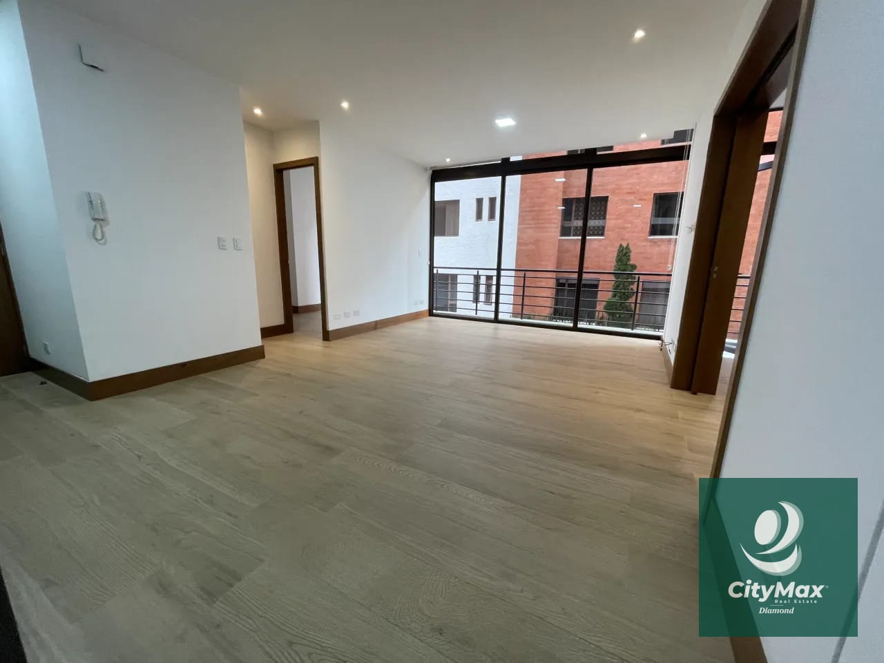 Apartamento en Renta en Vista Hermosa 1 Zona 15 Guatemala Apartamento ubicado en 2do nivel cuenta con 120m² incluye balcón y 2 parqueos • Vestíbulo • Cocina abierta • Sala-comedor con balcón • Lavandería con equipo • Dormitorio secundario o estudio con baño completo • Dormitorio principal con closet y baño completo • 2 parqueos PAA-019-11-17-8 USD1,000 Precio de Renta incluye mantenimiento e IVA — Apartamento en Alquiler en Zona 15, Guatemala, Ciudad — foto 6 de 15