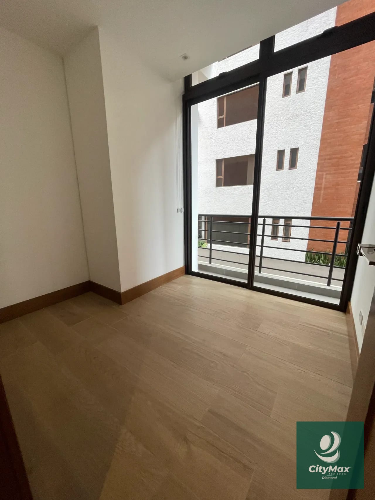 Apartamento en Renta en Vista Hermosa 1 Zona 15 Guatemala Apartamento ubicado en 2do nivel cuenta con 120m² incluye balcón y 2 parqueos • Vestíbulo • Cocina abierta • Sala-comedor con balcón • Lavandería con equipo • Dormitorio secundario o estudio con baño completo • Dormitorio principal con closet y baño completo • 2 parqueos PAA-019-11-17-8 USD1,000 Precio de Renta incluye mantenimiento e IVA — Apartamento en Alquiler en Zona 15, Guatemala, Ciudad — foto 10 de 15