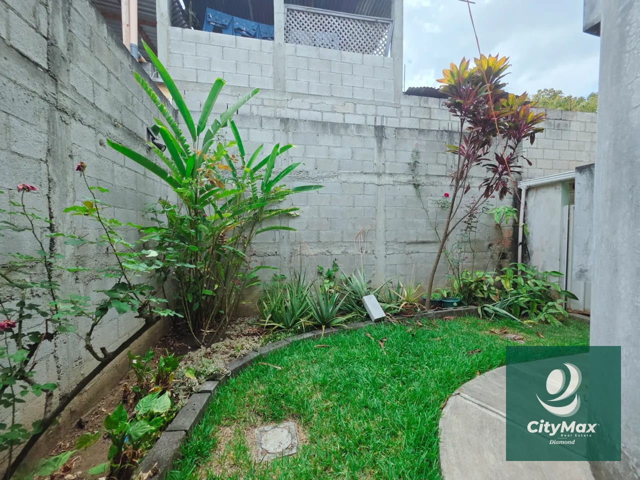 Casa en Venta con Apartamento y Locales en Zona 2 Mixco — Casa en Venta en Zona 2 Mixco, Guatemala, Ciudad — foto 11 de 17