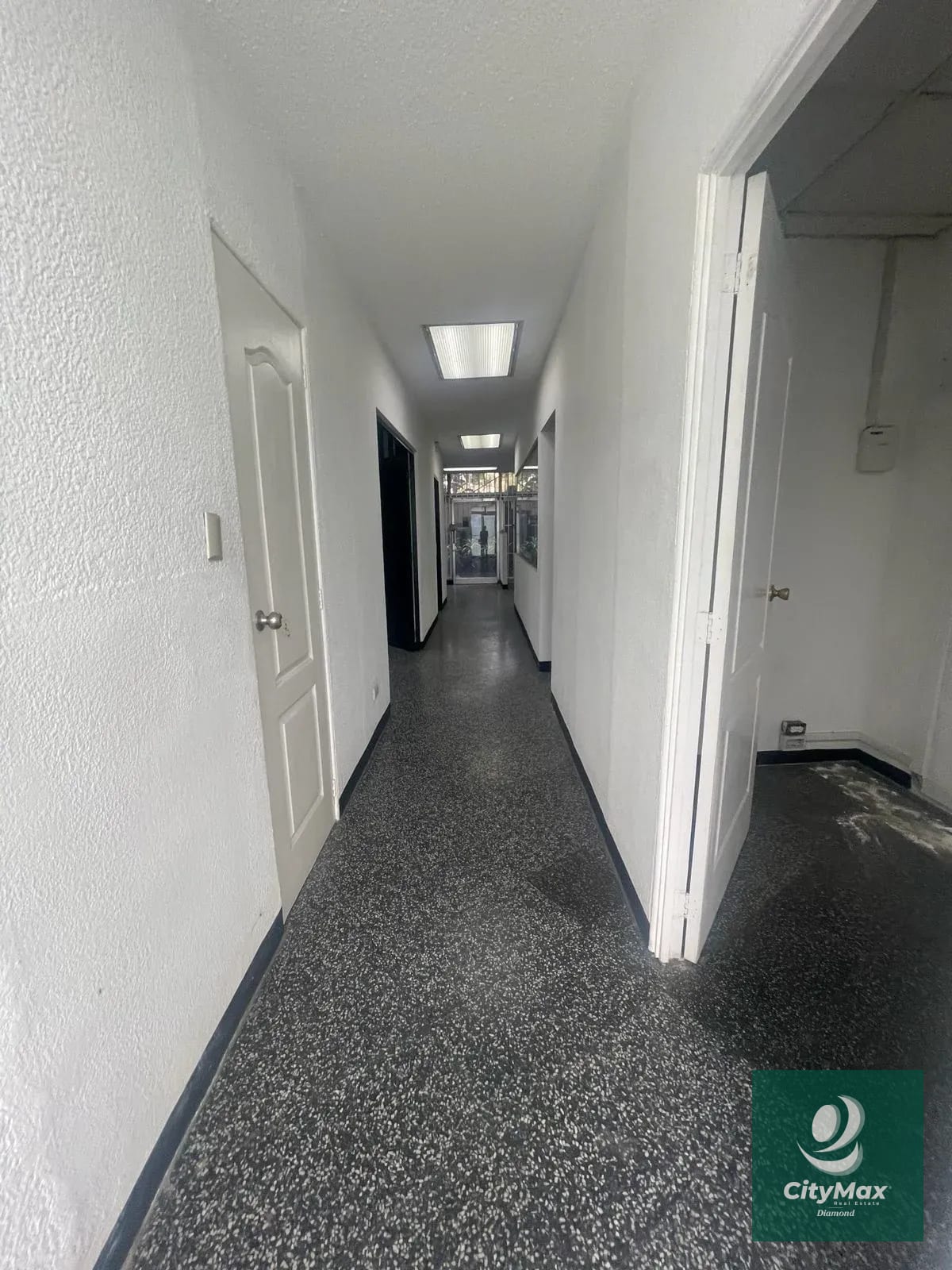 Oficina en Renta en Edificio Zona 9 Ciudad de Guatemala — Oficina en Alquiler en Zona 9, Guatemala, Ciudad — foto 10 de 13