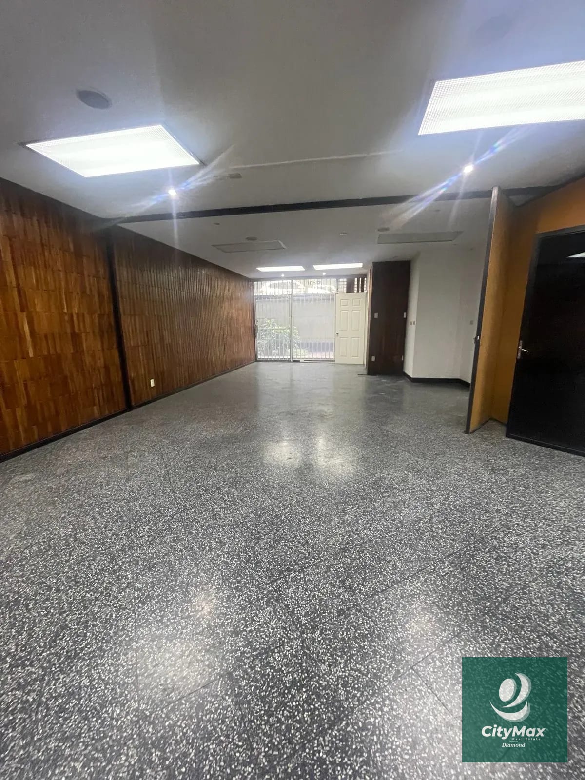 Oficina en Renta en Edificio Zona 9 Ciudad de Guatemala — Oficina en Alquiler en Zona 9, Guatemala, Ciudad — foto 1 de 13