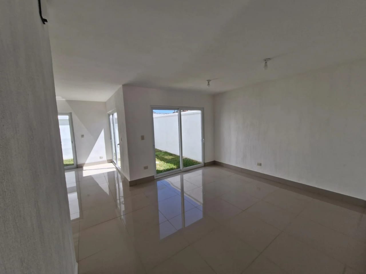 VENDO CASA VILLAS DE PICASO FRAIJANES REF.6915 *232M2, 3 HAB, 3.5 BAÑOS, 2 PARQUEOS, PATIO, Q.1,490K* — Casa en Venta en Carretera a El Salvador, Guatemala, Ciudad — foto 3 de 7