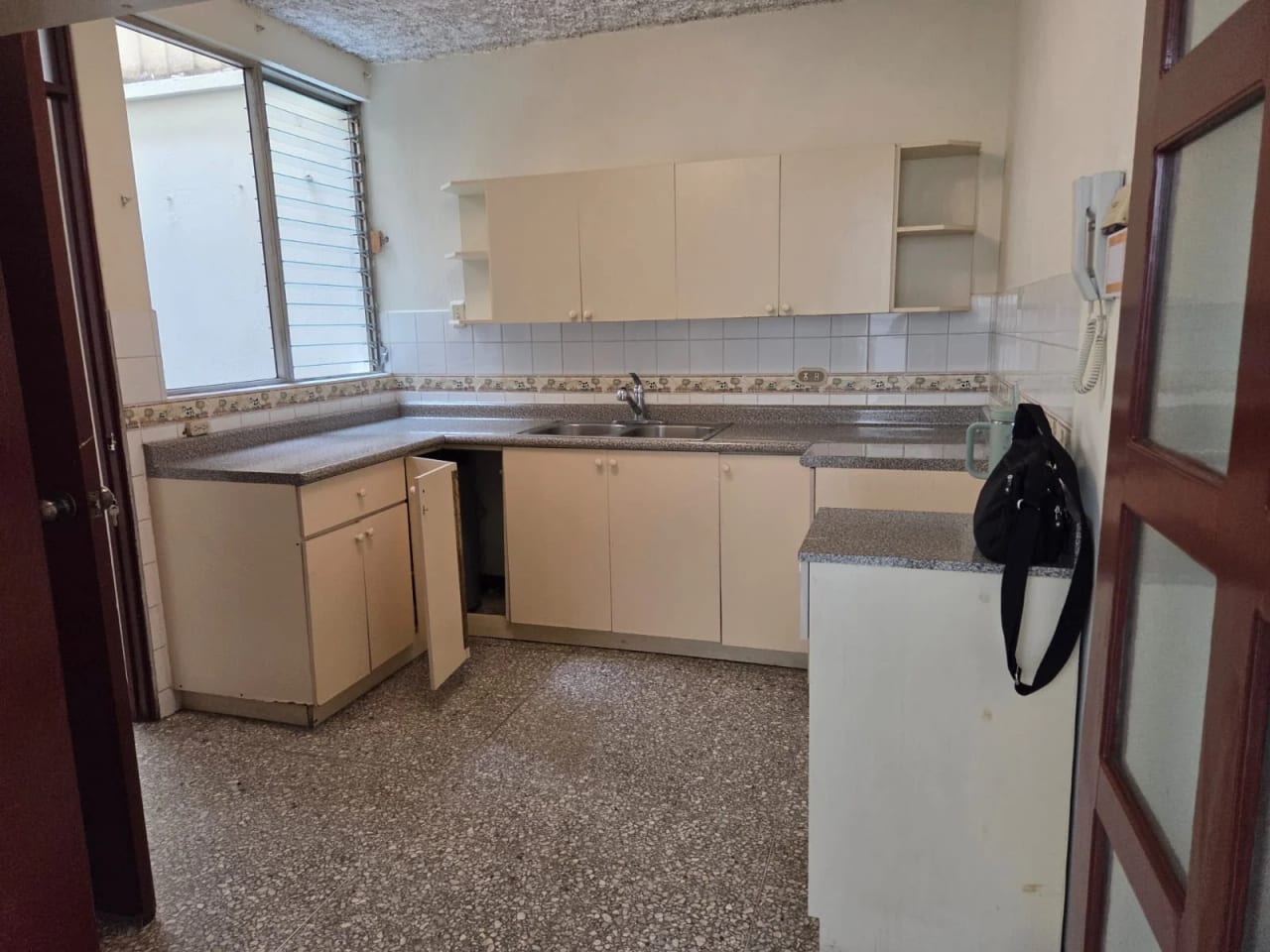 RENTO APTO Z.10 OAKLAND REF.6927 *2 HAB, 2 BAÑOS, 2 PARQUEOS, JARDIN, CUARTO SERVICIO, $1200* — Apartamento en Alquiler en Zona 10, Guatemala, Ciudad — foto 9 de 17