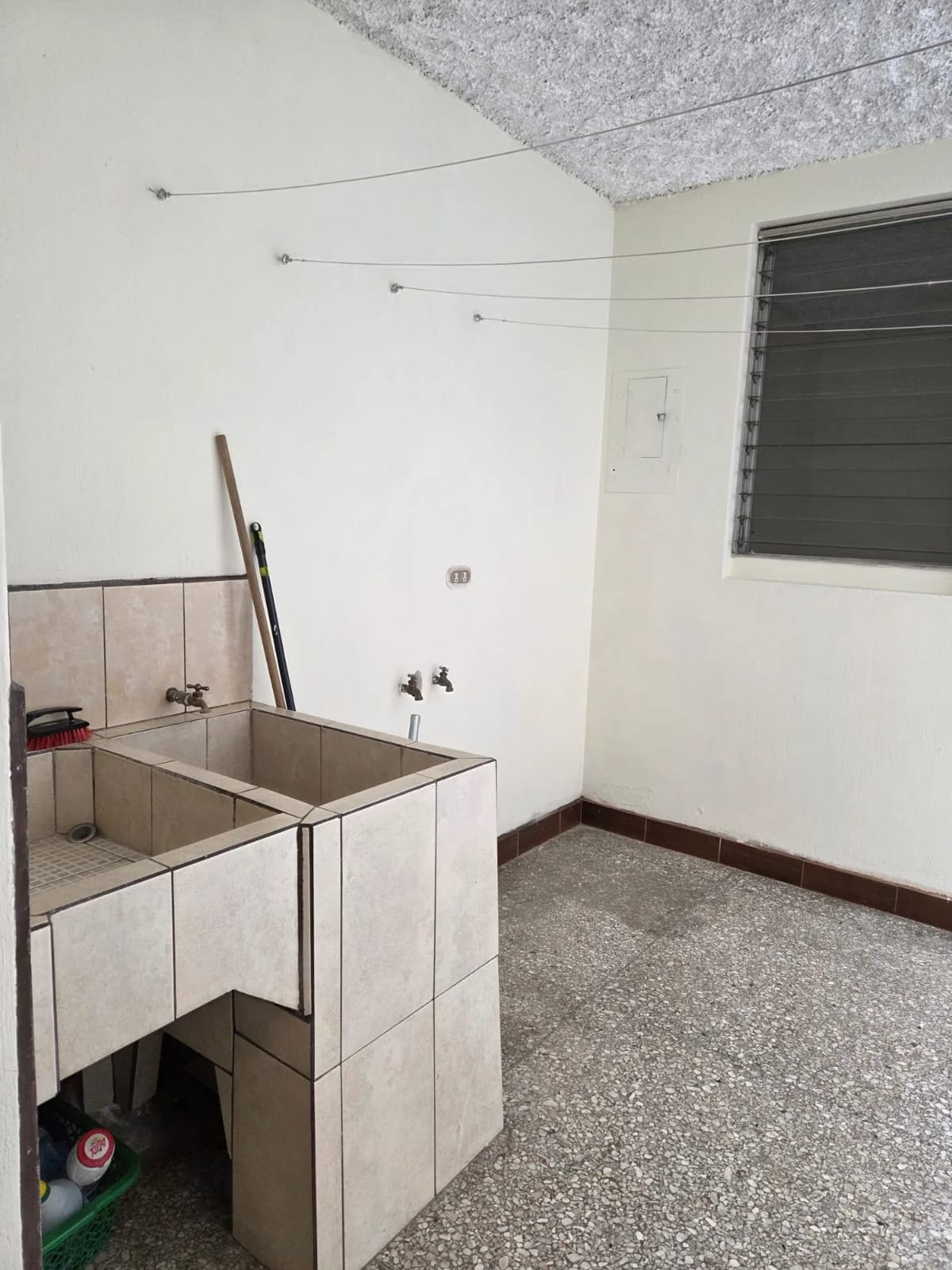 RENTO APTO Z.10 OAKLAND REF.6927 *2 HAB, 2 BAÑOS, 2 PARQUEOS, JARDIN, CUARTO SERVICIO, $1200* — Apartamento en Alquiler en Zona 10, Guatemala, Ciudad — foto 6 de 17