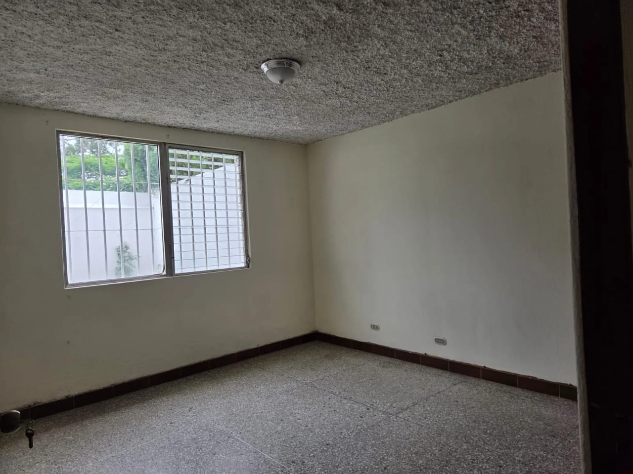 RENTO APTO Z.10 OAKLAND REF.6927 *2 HAB, 2 BAÑOS, 2 PARQUEOS, JARDIN, CUARTO SERVICIO, $1200* — Apartamento en Alquiler en Zona 10, Guatemala, Ciudad — foto 3 de 17