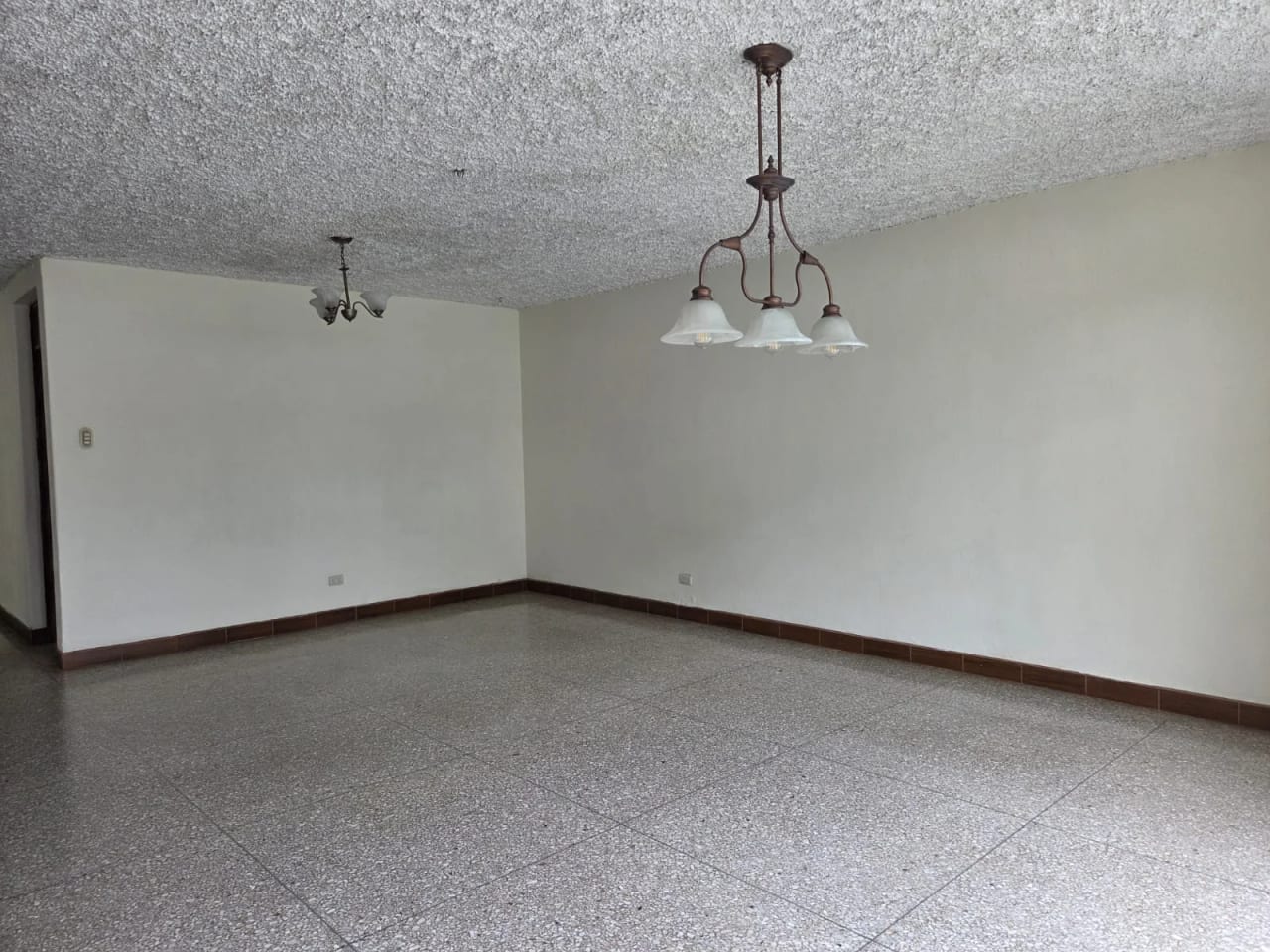 RENTO APTO Z.10 OAKLAND REF.6927 *2 HAB, 2 BAÑOS, 2 PARQUEOS, JARDIN, CUARTO SERVICIO, $1200* — Apartamento en Alquiler en Zona 10, Guatemala, Ciudad — foto 15 de 17