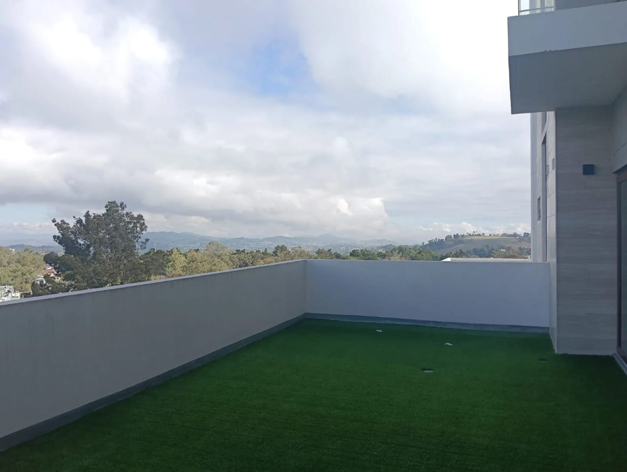 RENTO APTO AMUEBLADO/EQUIPADO Z.16 VH4 NARU16 REF.6890 *2 HAB, 2 BAÑOS, 2 PARQUEOS, AMPLIA TERRAZA, 142.97M2, $1150* — Apartamento en Alquiler en Zona 16, Guatemala, Ciudad — foto 3 de 12