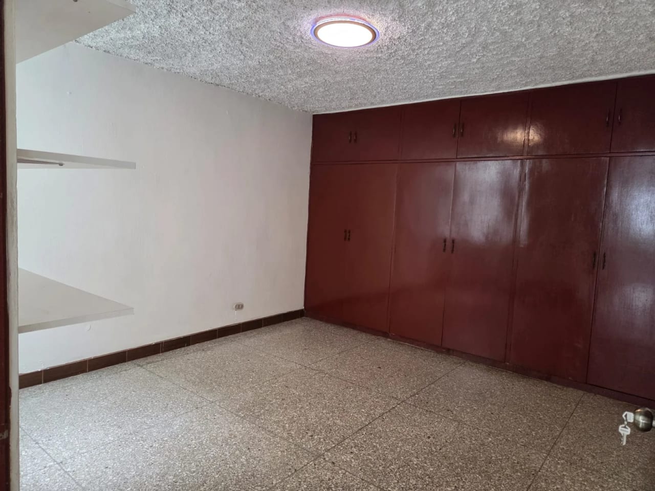 RENTO APTO Z.10 OAKLAND REF.6927 *2 HAB, 2 BAÑOS, 2 PARQUEOS, JARDIN, CUARTO SERVICIO* — Apartamento en Alquiler en Zona 10, Guatemala, Ciudad — foto 1 de 16