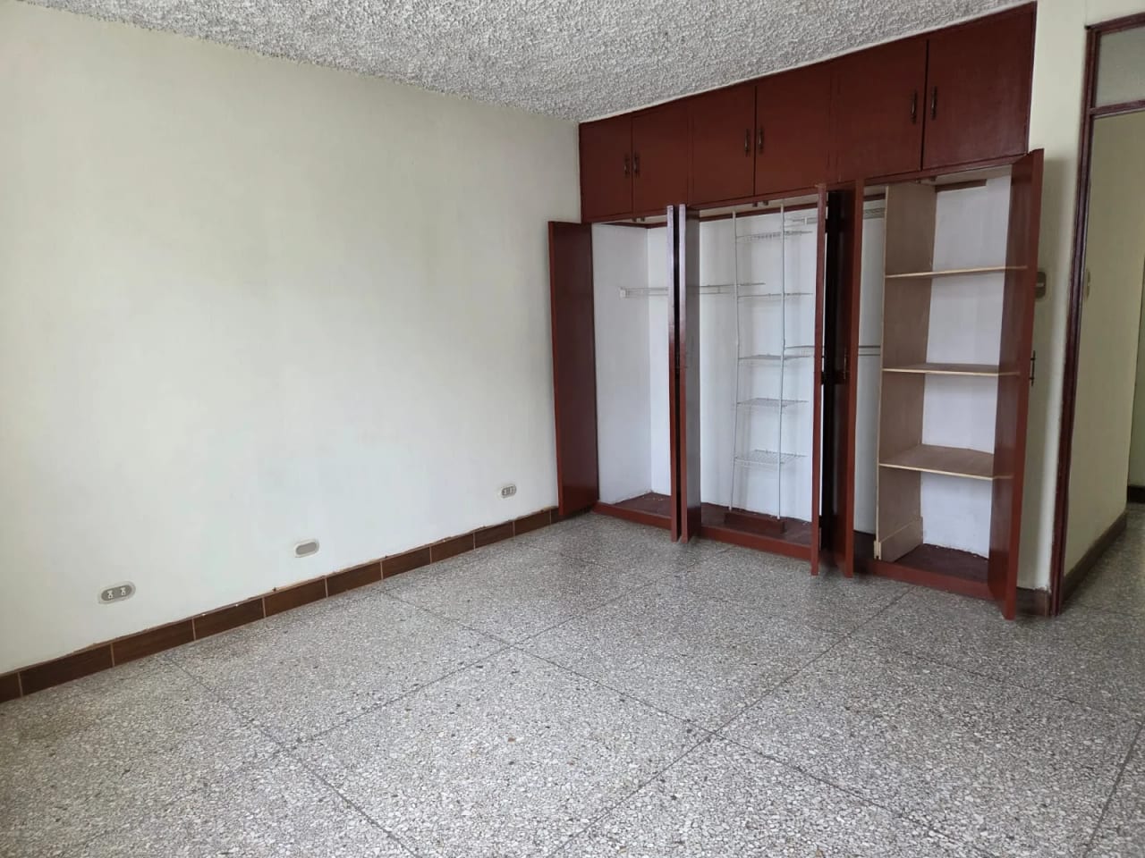 RENTO APTO Z.10 OAKLAND REF.6927 *2 HAB, 2 BAÑOS, 2 PARQUEOS, JARDIN, CUARTO SERVICIO* — Apartamento en Alquiler en Zona 10, Guatemala, Ciudad — foto 12 de 16