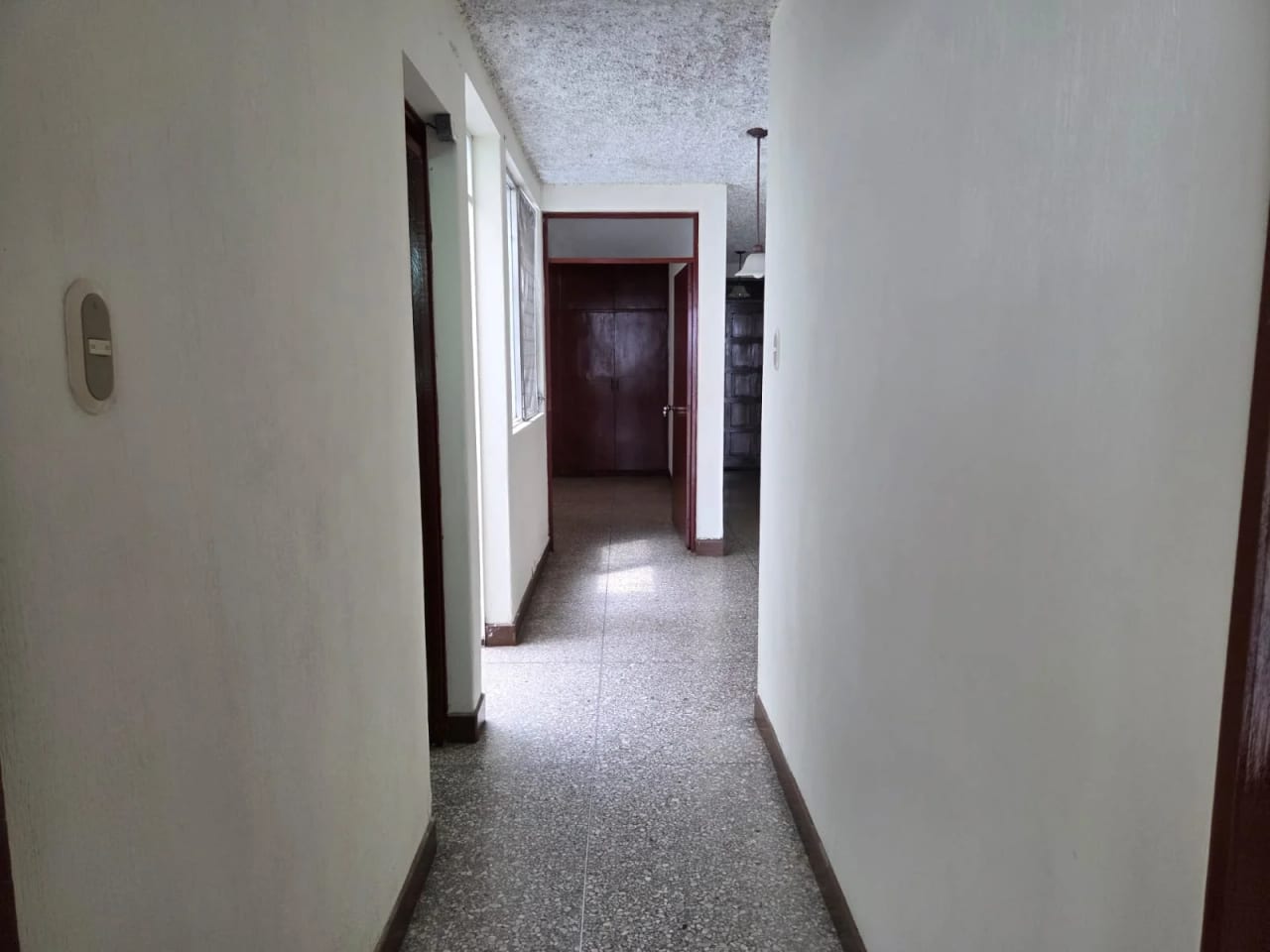 RENTO APTO Z.10 OAKLAND REF.6927 *2 HAB, 2 BAÑOS, 2 PARQUEOS, JARDIN, CUARTO SERVICIO* — Apartamento en Alquiler en Zona 10, Guatemala, Ciudad — foto 8 de 16