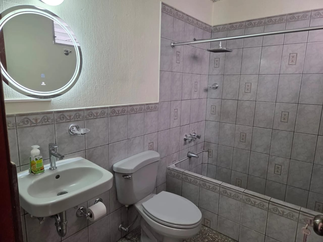 RENTO APTO Z.10 OAKLAND REF.6927 *2 HAB, 2 BAÑOS, 2 PARQUEOS, JARDIN, CUARTO SERVICIO* — Apartamento en Alquiler en Zona 10, Guatemala, Ciudad — foto 5 de 16