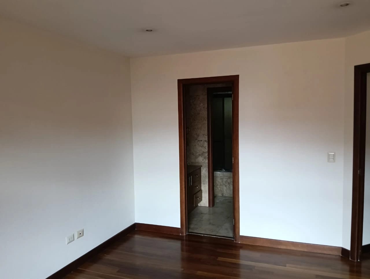 Vendo Apto Z.10 Edif. Mirafiori REF.6827 — Apartamento en Venta en Zona 10, Guatemala, Ciudad — foto 1 de 16
