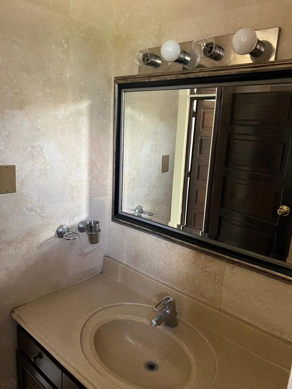 Rento Apto Z.9 Amueblado EDIF.12-29 REF.6902 *3 Hab, 2 Baños, 2 Parqueos, Q.9000* — Apartamento en Alquiler en Zona 9, Guatemala, Ciudad — foto 10 de 17