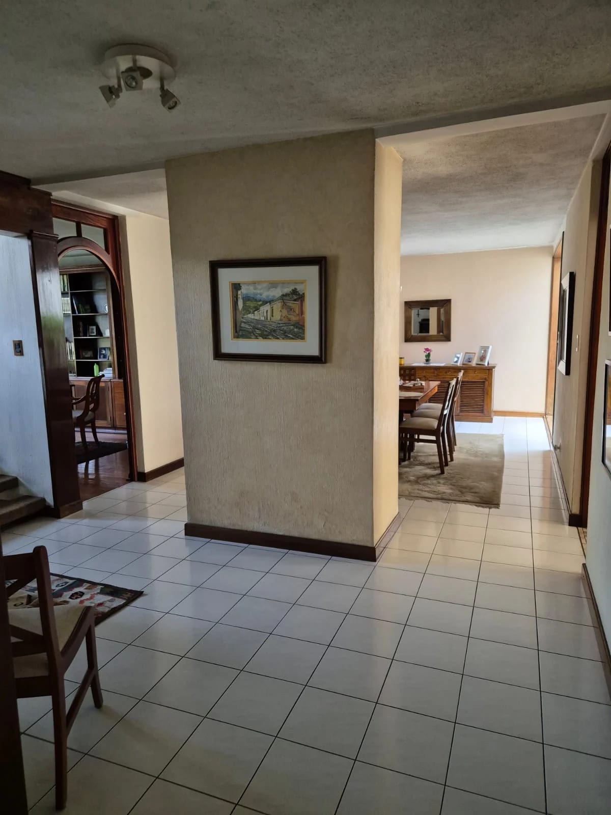Vendo Casa 4 Hab Z.15 Valles de Vista Hermosa REF.6800 *450M2 Const, Estudio, Jardin, Cuarto Serv, 5 Parqueos, 4 Hab, 4.5 Baños, Sala Fam, $550K* — Casa en Venta en Zona 15, Guatemala, Ciudad — foto 1 de 17