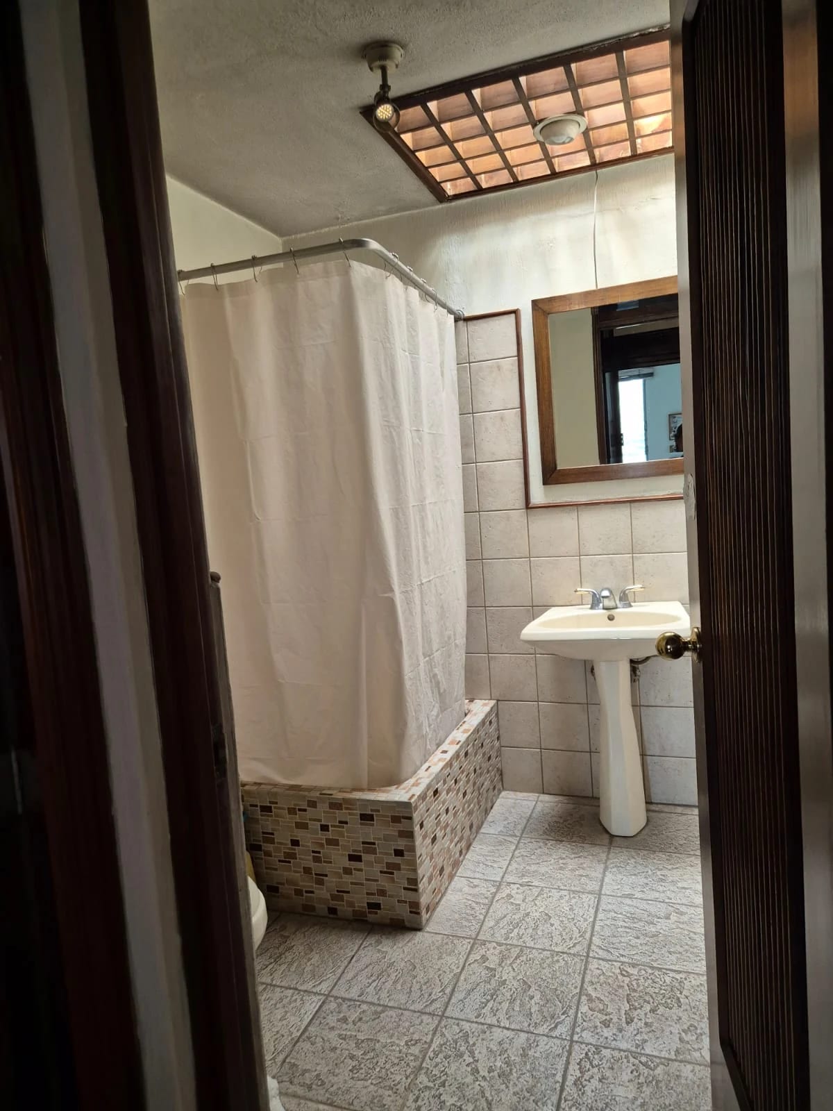 Vendo Casa 4 Hab Z.15 Valles de Vista Hermosa REF.6800 *450M2 Const, Estudio, Jardin, Cuarto Serv, 5 Parqueos, 4 Hab, 4.5 Baños, Sala Fam, $550K* — Casa en Venta en Zona 15, Guatemala, Ciudad — foto 14 de 17