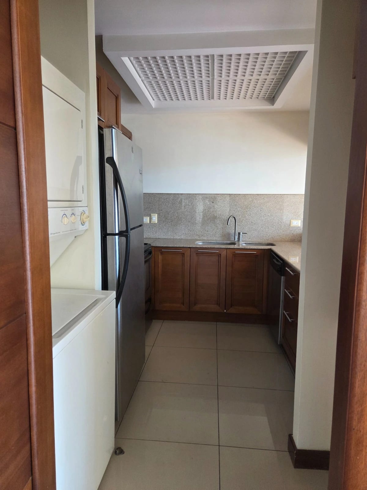 Rento Apto Z.10 Edif. Mirafiori, 6953 *110M2, 2 Hab, 2 Baños, 2 Parq — Apartamento en Alquiler en Zona 10, Guatemala, Ciudad — foto 4 de 9