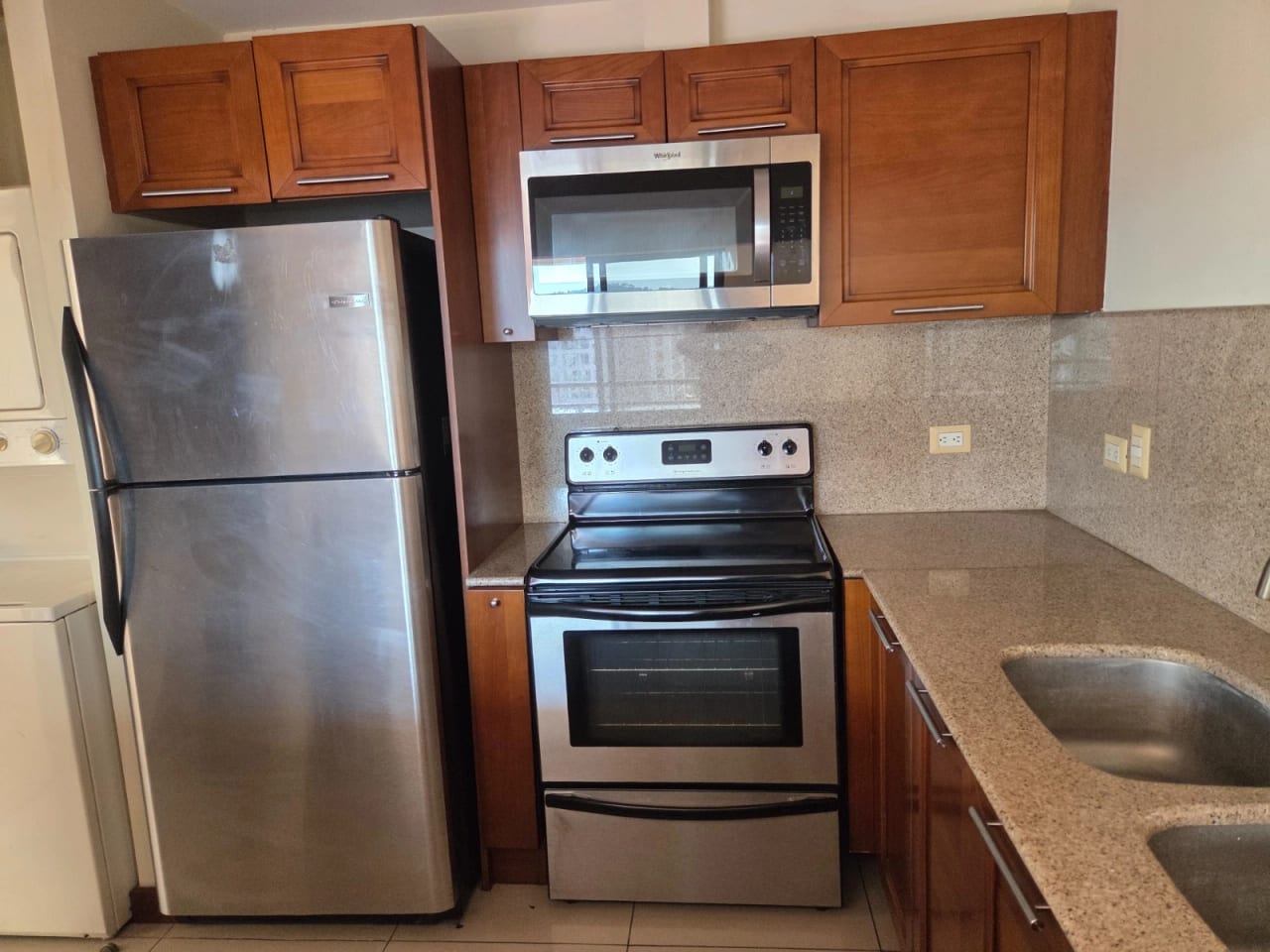 Rento Apto Z.10 Edif. Mirafiori, 6953 *110M2, 2 Hab, 2 Baños, 2 Parq — Apartamento en Alquiler en Zona 10, Guatemala, Ciudad — foto 5 de 9