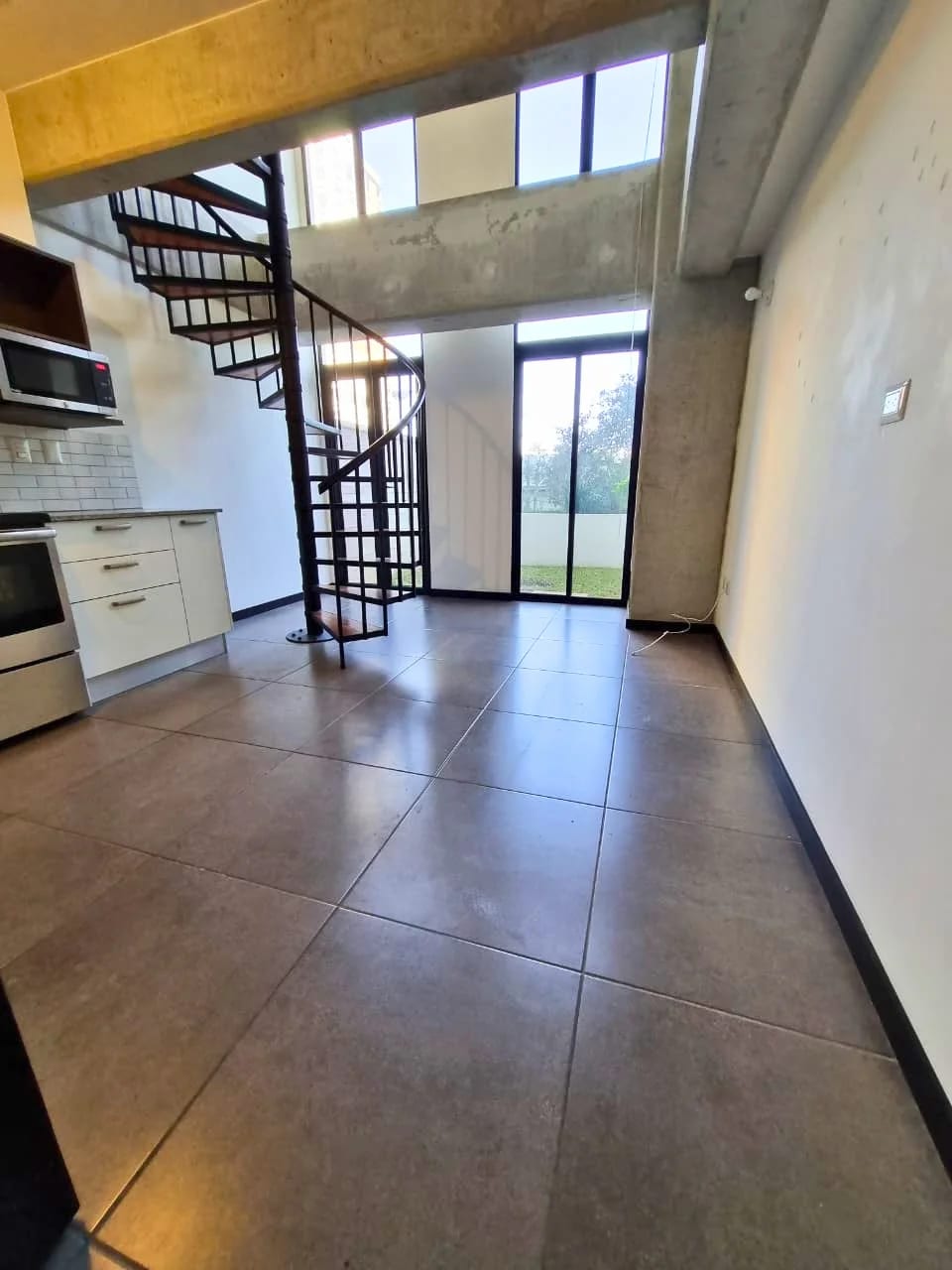 APARTAMENTO ESTUDIO EN VENTA, EDIFICIO FABRA 1 DORMITORIO Y JARDÍN, ZONA 10 — Apartamento en Venta en Fabra, Zona 10, Guatemala, Ciudad — foto 1 de 17