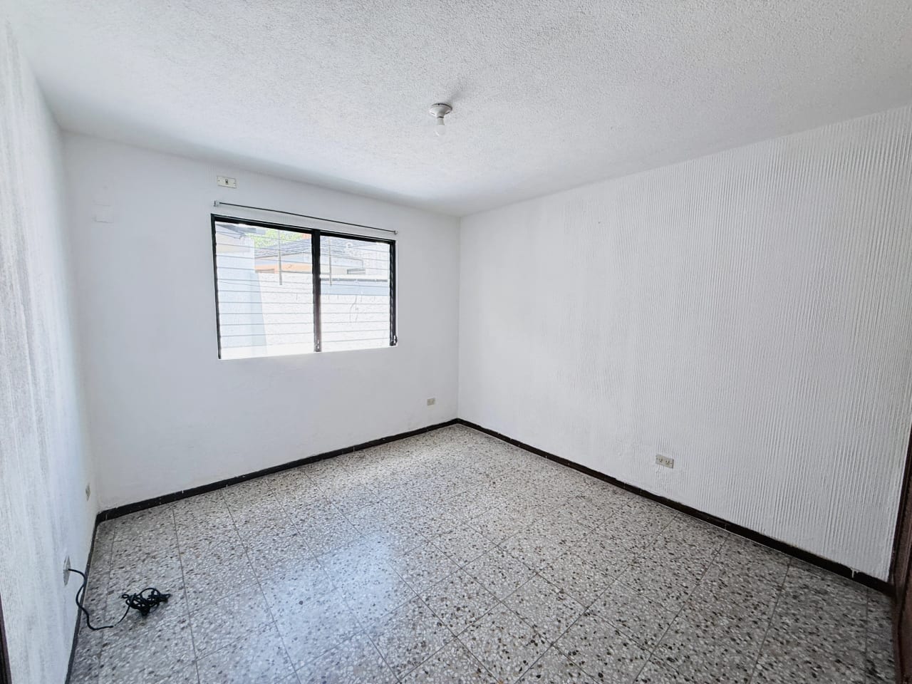 CASA AMPLIA EN RENTA CON JARDIN 4 HAB. / COND. SAN ANTONIO KM. 16.5 CAES — Casa en Alquiler en San Antonio, Carretera a El Salvador, Guatemala, Ciudad — foto 7 de 14