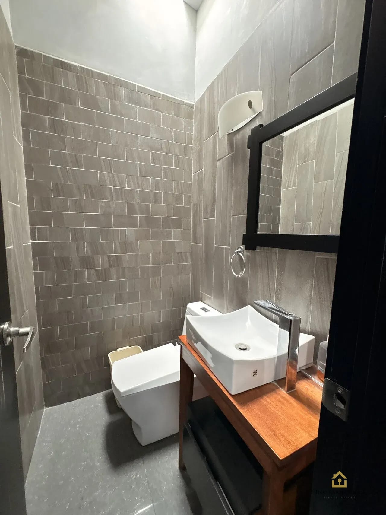 Edificio en renta 6 ambientes 433 mts2 - $5,900 / Q44,800. En Zona 10 — Oficina en Alquiler en 19-10, Zona 10, Guatemala, Ciudad — foto 2 de 11