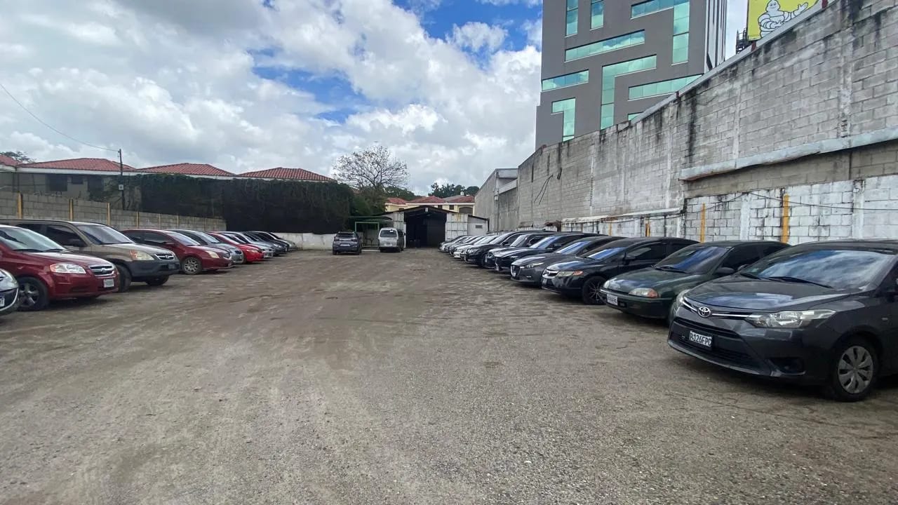 Predio de 1700 varas de area en ALQUILER — Terreno en Alquiler en Zona 10, Guatemala, Ciudad — foto 6 de 7