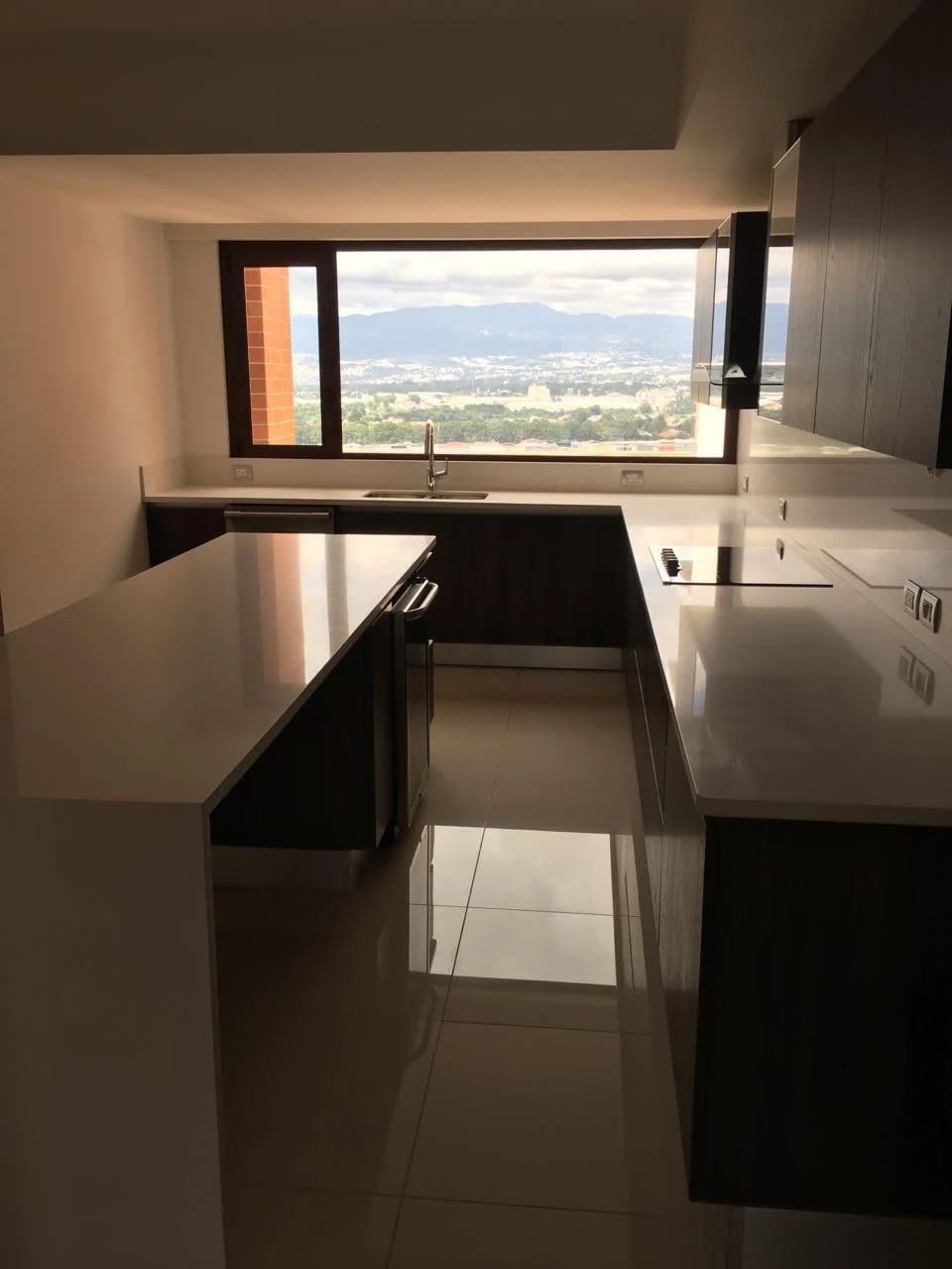 Lindisimo Apartamento de Tres Dormitorios con Servicio Zona 14 — Apartamento en Venta en Noguchi, Zona 14, Guatemala, Ciudad — foto 3 de 17