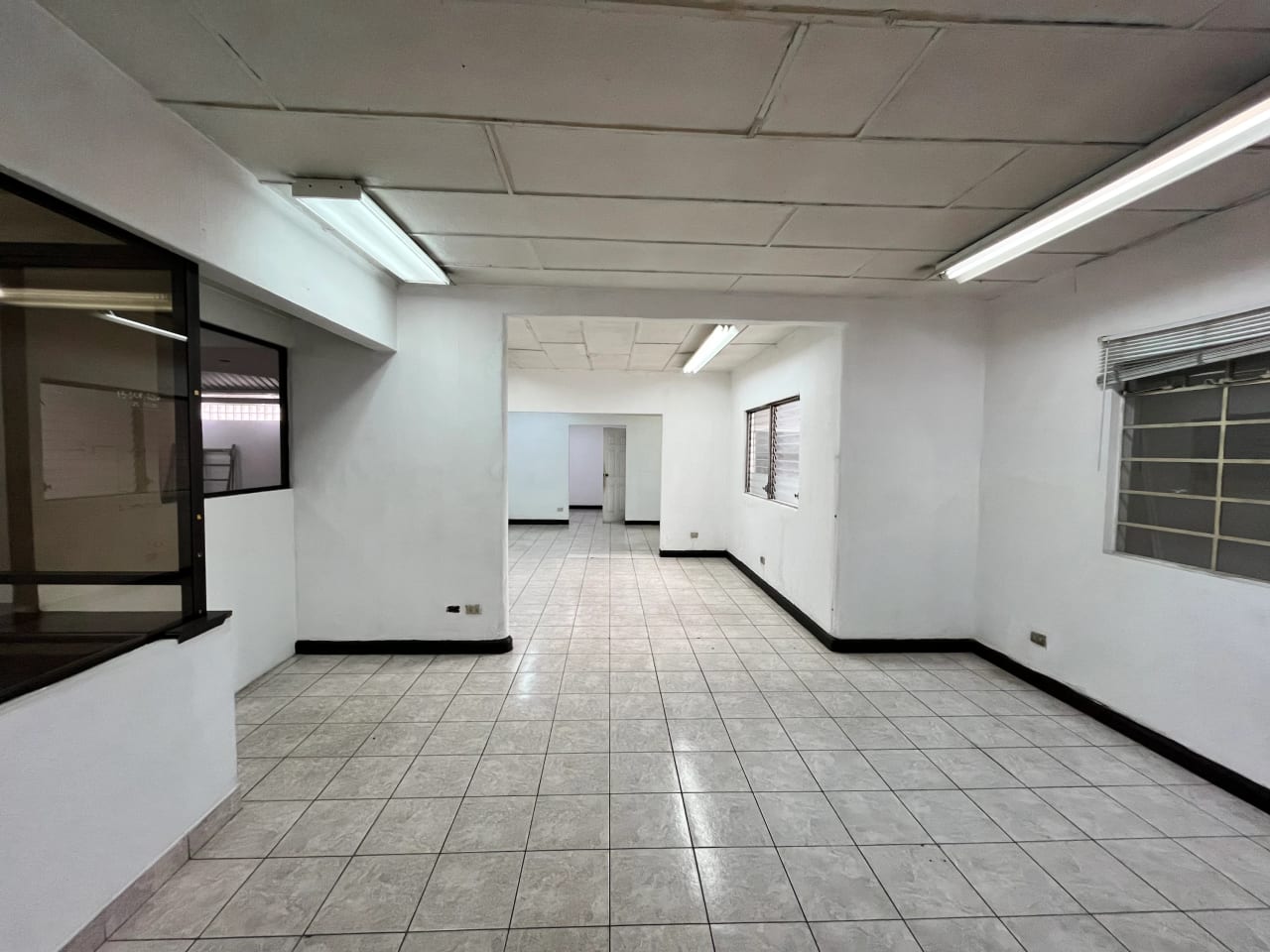Propiedad Comercial en Alquiler | Avenida Petapa — Oficina en Alquiler en Zona 12, Guatemala, Ciudad — foto 4 de 15