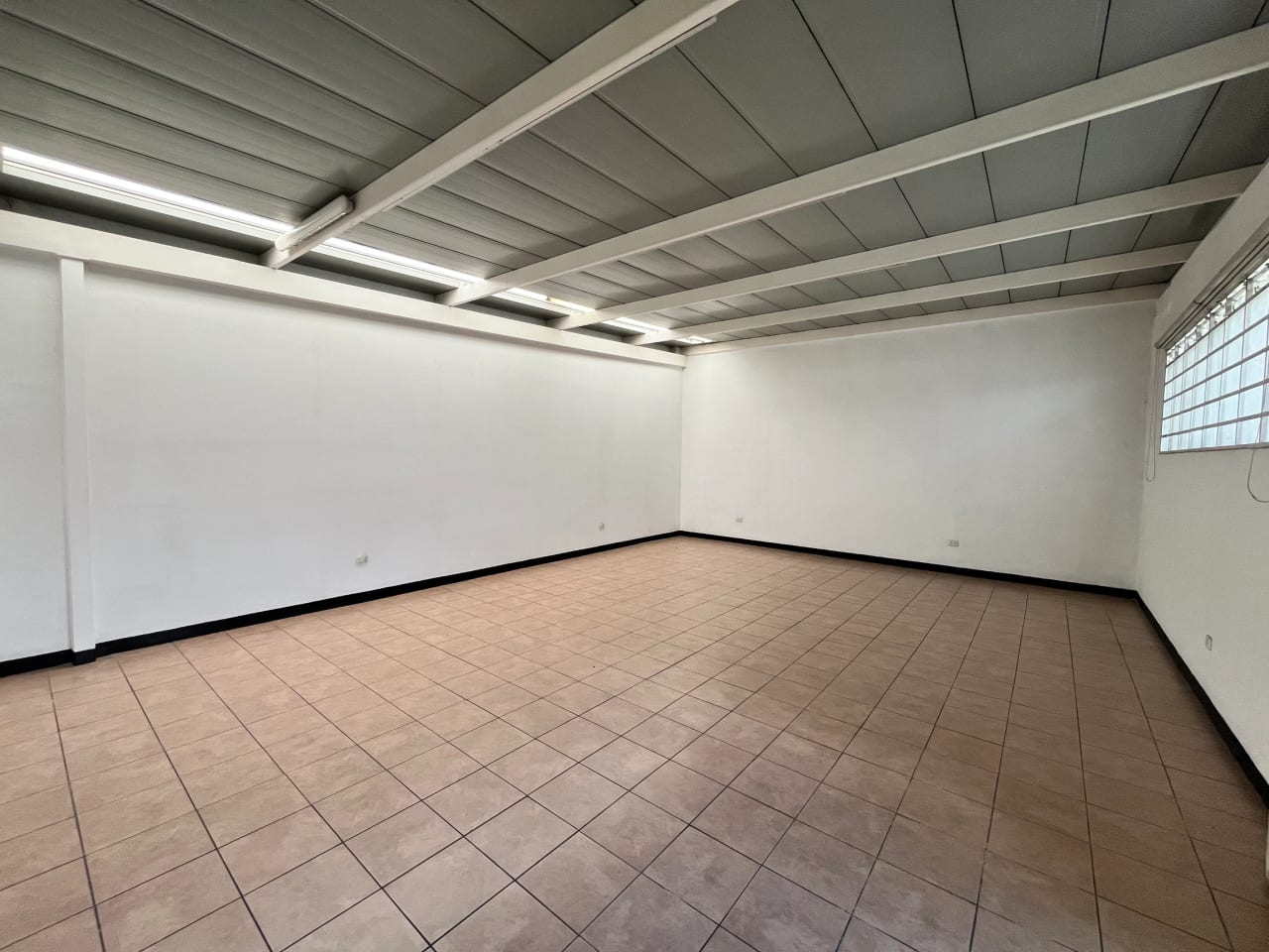 Propiedad Comercial en Alquiler | Avenida Petapa — Oficina en Alquiler en Zona 12, Guatemala, Ciudad — foto 5 de 15