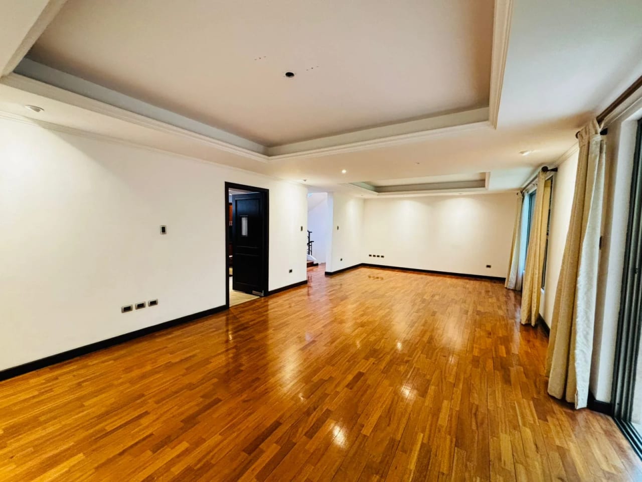 Hermosa casa de 3 dormitorios con jardín, en sector exclusivo Zona 10 OAKLAND — Casa en Venta en Zona 10, Guatemala, Ciudad — foto 4 de 16