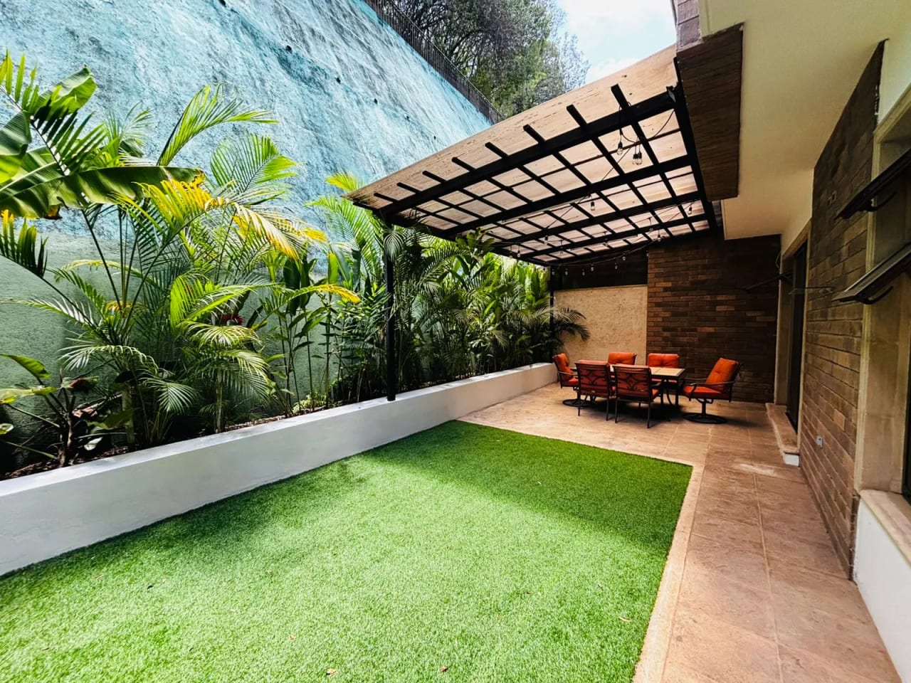 Hermosa casa de 3 dormitorios con jardín, en sector exclusivo Zona 10 OAKLAND — Casa en Venta en Zona 10, Guatemala, Ciudad — foto 1 de 16