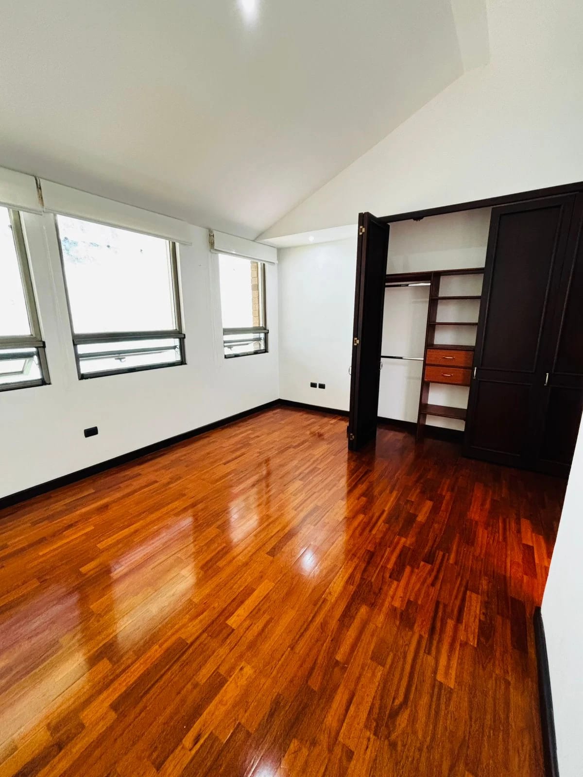 Hermosa casa de 3 dormitorios con jardín, en sector exclusivo Zona 10 OAKLAND — Casa en Venta en Zona 10, Guatemala, Ciudad — foto 14 de 16