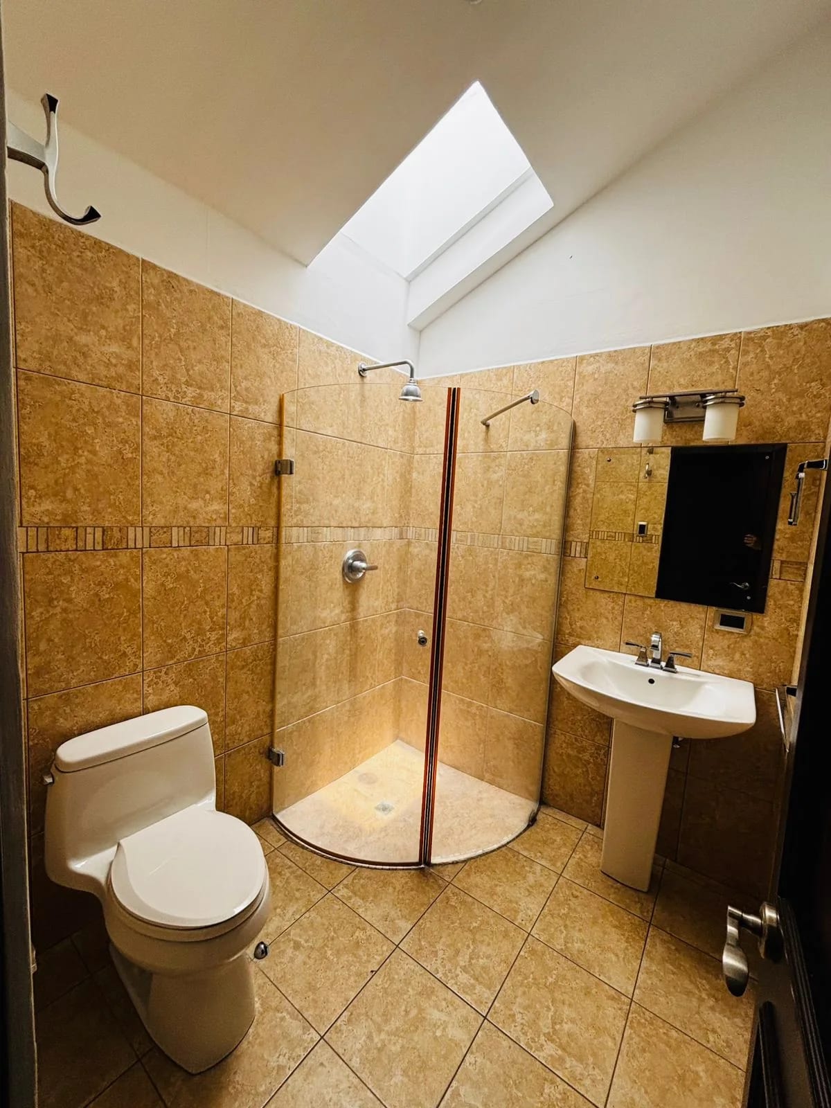 Hermosa casa de 3 dormitorios con jardín, en sector exclusivo Zona 10 OAKLAND — Casa en Venta en Zona 10, Guatemala, Ciudad — foto 15 de 16